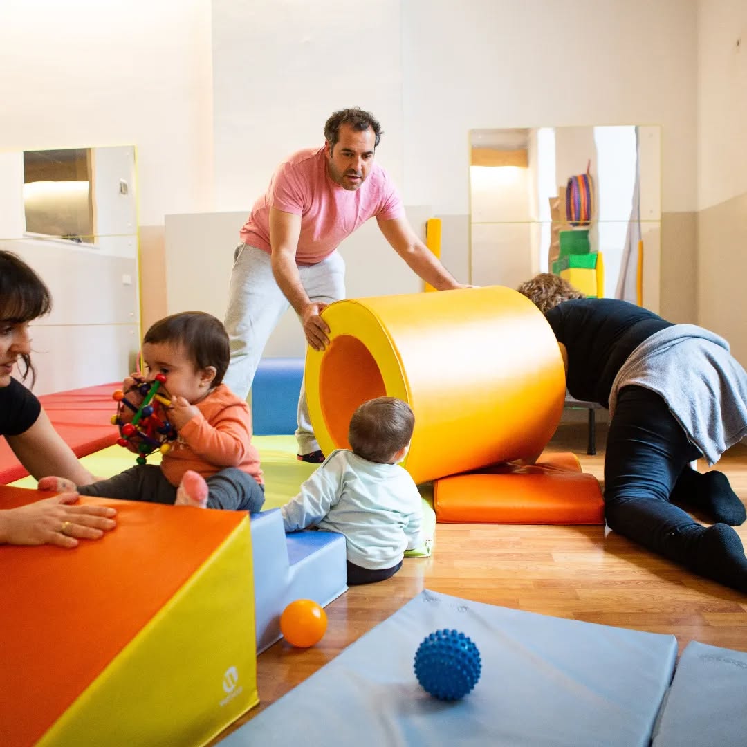 Psicomotricitat en família sessions de matí🤸🏻♀️🤸🏼🤸🏻♂️
De dilluns a divendres de 10.30h a 11.30h del matí
Preu: 20€ per sessió
Espai de joc compartit a la sala de Psicomotricitat i amb un psicomotricista dins de la sala.
De gatejadors a 36 mesos.
Places limitades: mínim 5 famílies, màxim 7 famílies per sessió.
Inici sessions al Febrer.
Inscripcions per WhatsApp 665 60 14 95
El taller d’exploradors és un espai de joc, moviments i experiències conjuntes que oferim als nens i nenes i al seu/seva familiar vinculant dins de la sala de psicomotricitat. Hem creat un espai segur per a cada nen i nena, depenent de les diferents mobilitats que tinguin. Podran experimentar amb el cos, amb els materials adequats i amb el vincle amb l'adult. Sempre amb un/a especialista psicomotriu que guiarà i ajudarà a reforçar les activitats i propostes.
Escriu-nos per privat per fer la vostra inscripció! 🙌🏻