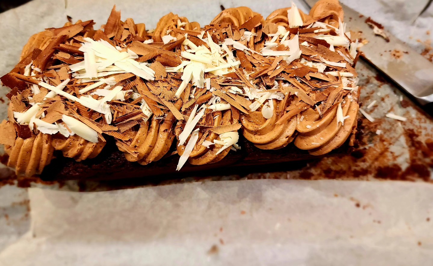 🍫🥃 Baileys Chocolade Loaf – Een Late Night Traktatie! 🍰✨
Ik besloot de Baileys Chocolade Loaf te testen, en wow… ik was echt onder de indruk! Zelfs als iemand die niet gek is op chocolade, vond ik de smaak heerlijk. De chocolade is rijk maar niet overheersend, en de Baileys komt er precies goed door – duidelijk aanwezig, maar niet te sterk. De textuur? Een perfecte mix tussen een brownie en een cake! 😍
📸 Deze foto's zijn laat op de avond genomen, omdat mijn dochter niet kon wachten om te proeven! 🤭
Zou jij dit willen proberen? Laat het me weten in de comments! ⬇️💬
#BaileysChocoladeLoaf #BakingExperiment #ZoeteVerwennerij #HeistOpDenBerg #Lier #Itegem #Berlaar #BakkerijHeist #ZoetigheidBelgië #HomemadeTreats #LokaleBakker