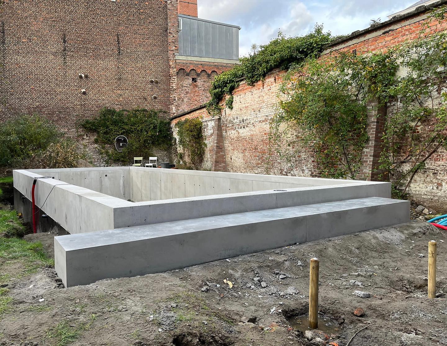 Project in opbouw ! 🏗
Een vernieuwend design in een stadstuin te Gent centrum.
• 11m X 4m
• Gepolijst beton
• Geen liner
• 40 cm bovengronds zwembad
• Betonnen trap
• Samenwerking met architecten Jan De Vylder & Inge Vinck
#zwembad #zwembadindetuin #zwembaden #zwembadbouwer #tuin #tuindesign #tuinaanleg #bouw #construction #garden #tuininspiratie #zwembadbranche #zwembadinjetuin #zwembadinspiratie #zwembadtechniek #gent #stadstuin #gentcentrum #zwembaddesign #pooldesign #pooldesigners #swimmingpool #pool #construction #constructionlife #architecture #jandevylder #jandevylderingevinck