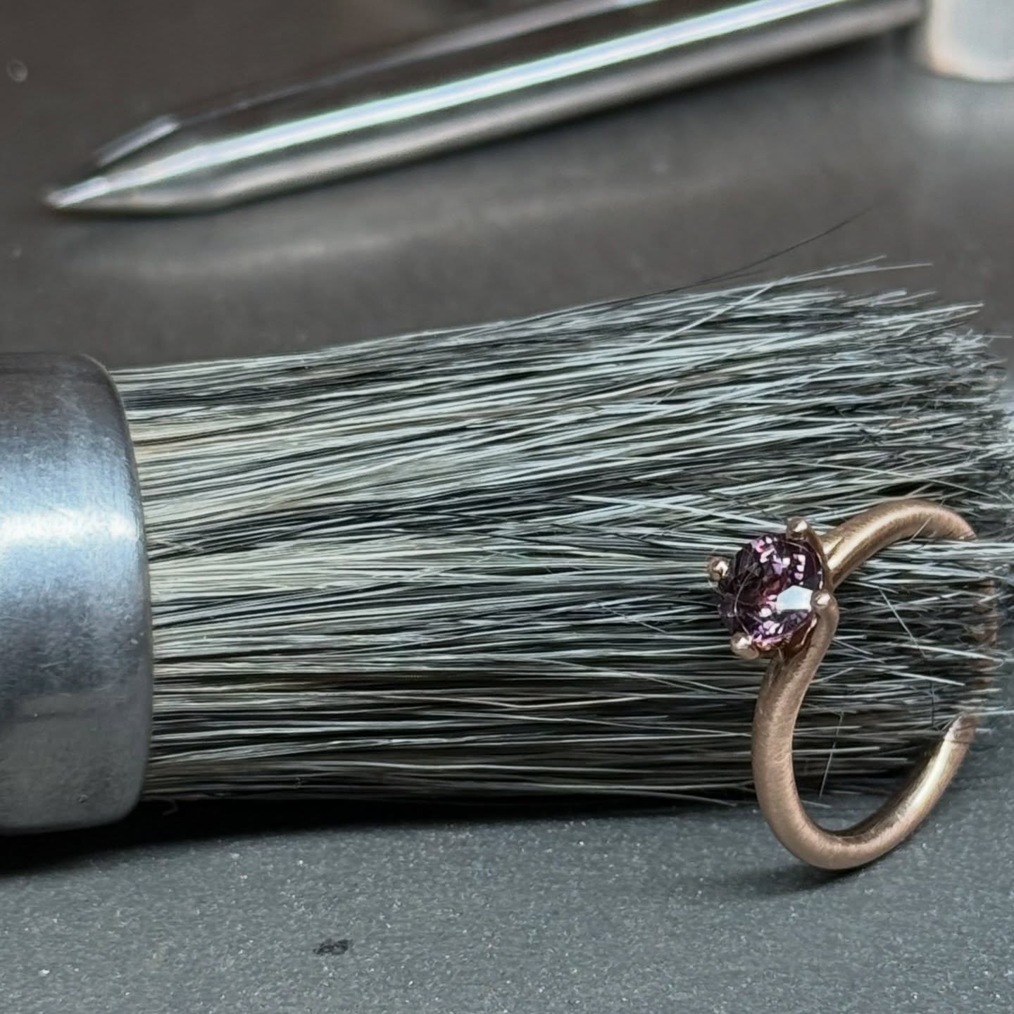 Vierring in zacht roségoud, gezet met een diepe paarse spinel.
Een subtiele spanning tussen vorm en steen — ingetogen, maar uitgesproken.
#nobiliasieradenatelier
#vierring
#spinel
#fijnsieraad
#handgemaaktinatelier