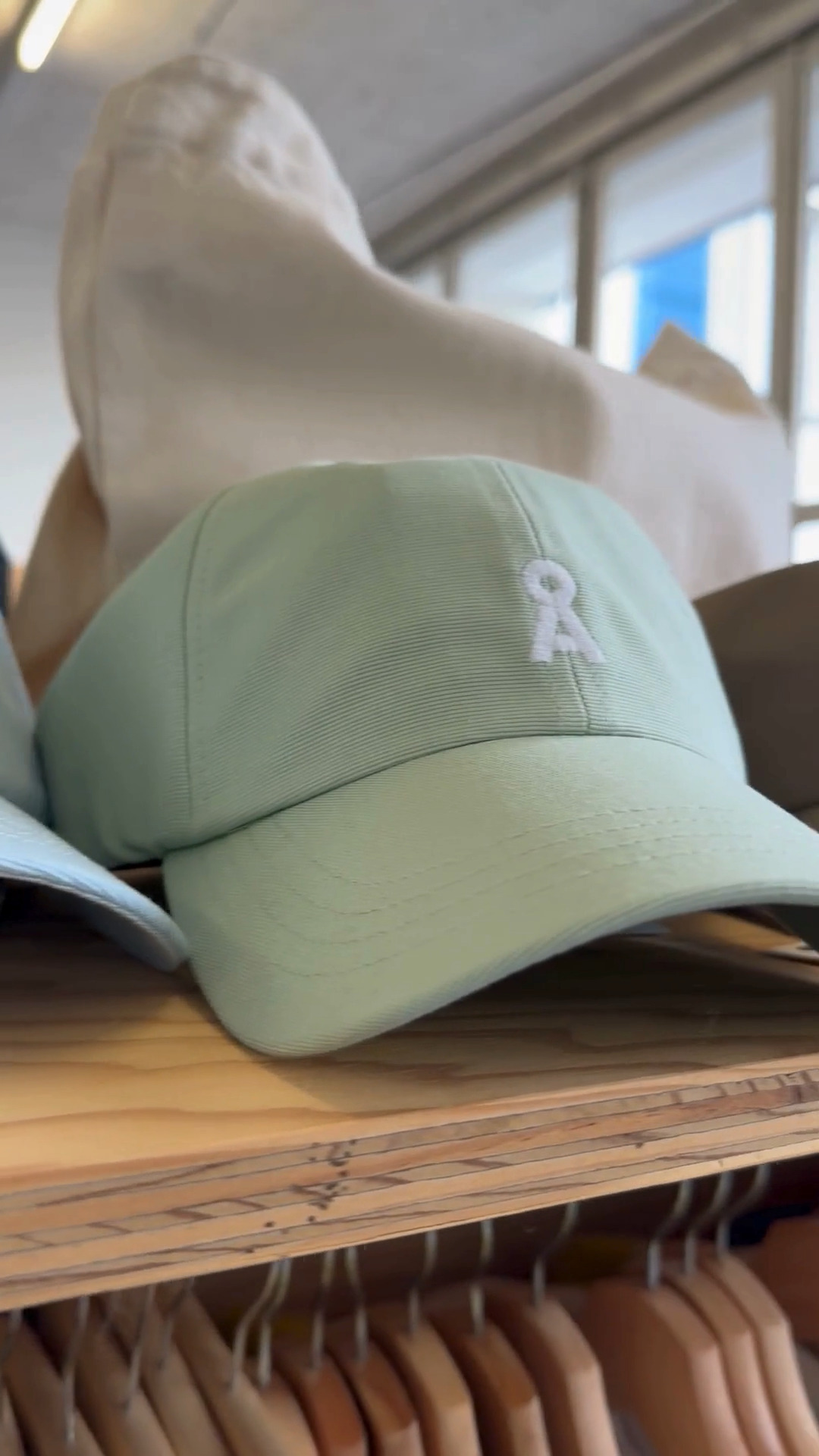 sonne im gesicht, style auf dem kopf🌞
sonnenhüte von armed angels
-dein perfekter begeiter für jeden sommertag
-100% bio baumwolle
-fair und nachhaltig produziert
#bern #holligen #fairbunden #armedangels #fairfashion #steinanstein #nachhaltigkeit