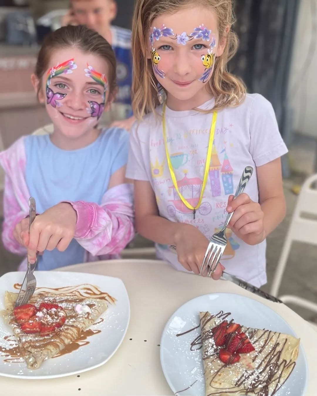 Thanks to @hazelscafe_ for having me to face paint this week. It's a gem of a cafe in Tooting, serving delicious coffee and crepes, and only recently opened 😋😊 with some beautiful singing on the day ❤️
.
#facepaint #facepainting #hazelscafe #tooting #shoplocal #coffeeandcrepes #artycatfaces #entertainment #facepaintlondon #londonfacepainter #facepaintfun