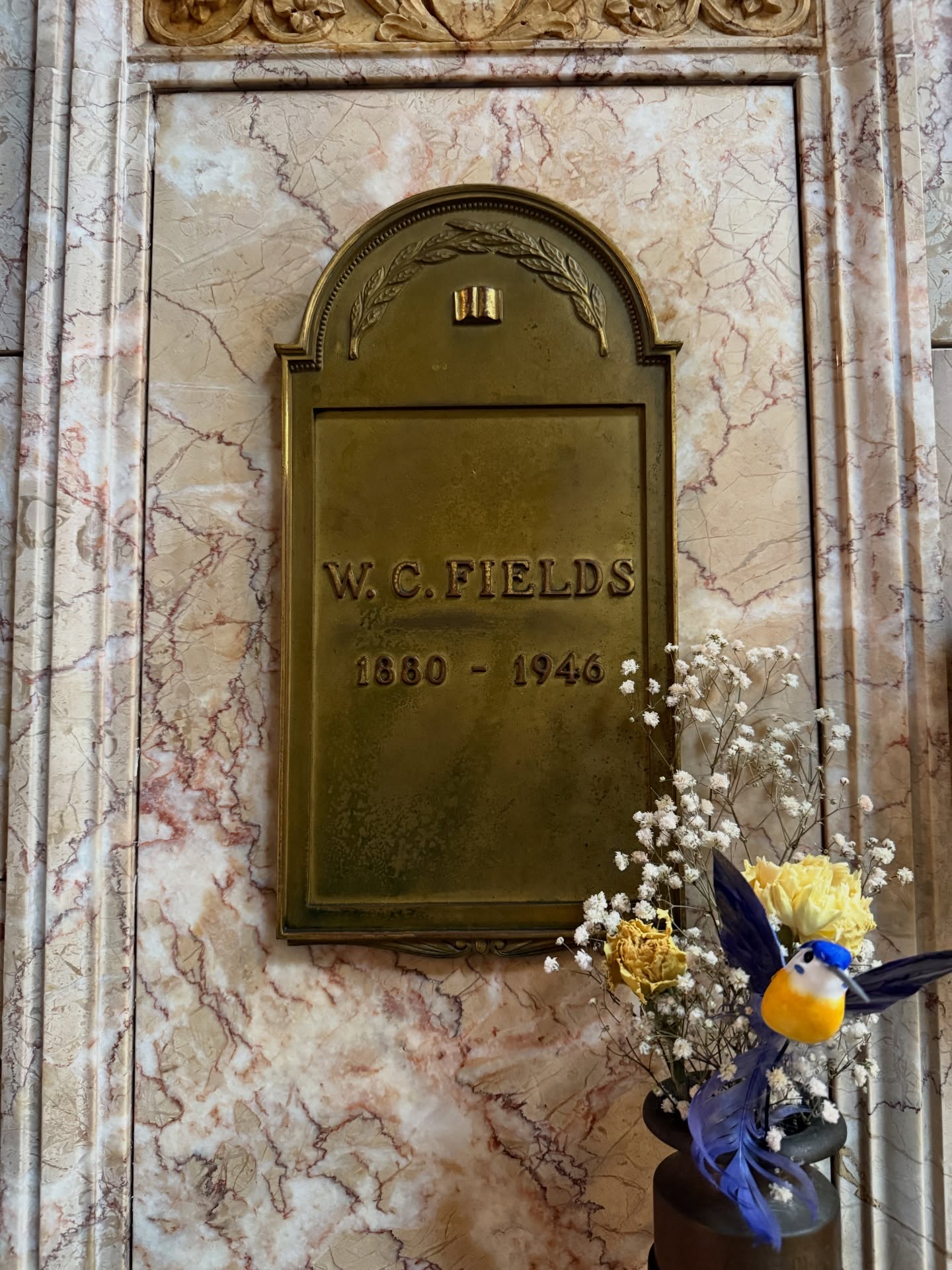 A little chickadee at the grave of actor and comedian W. C. Fields, in the Great Mausoleum.
.
#famousgraves #mausoleum #grave #tomb #oldhollywood
