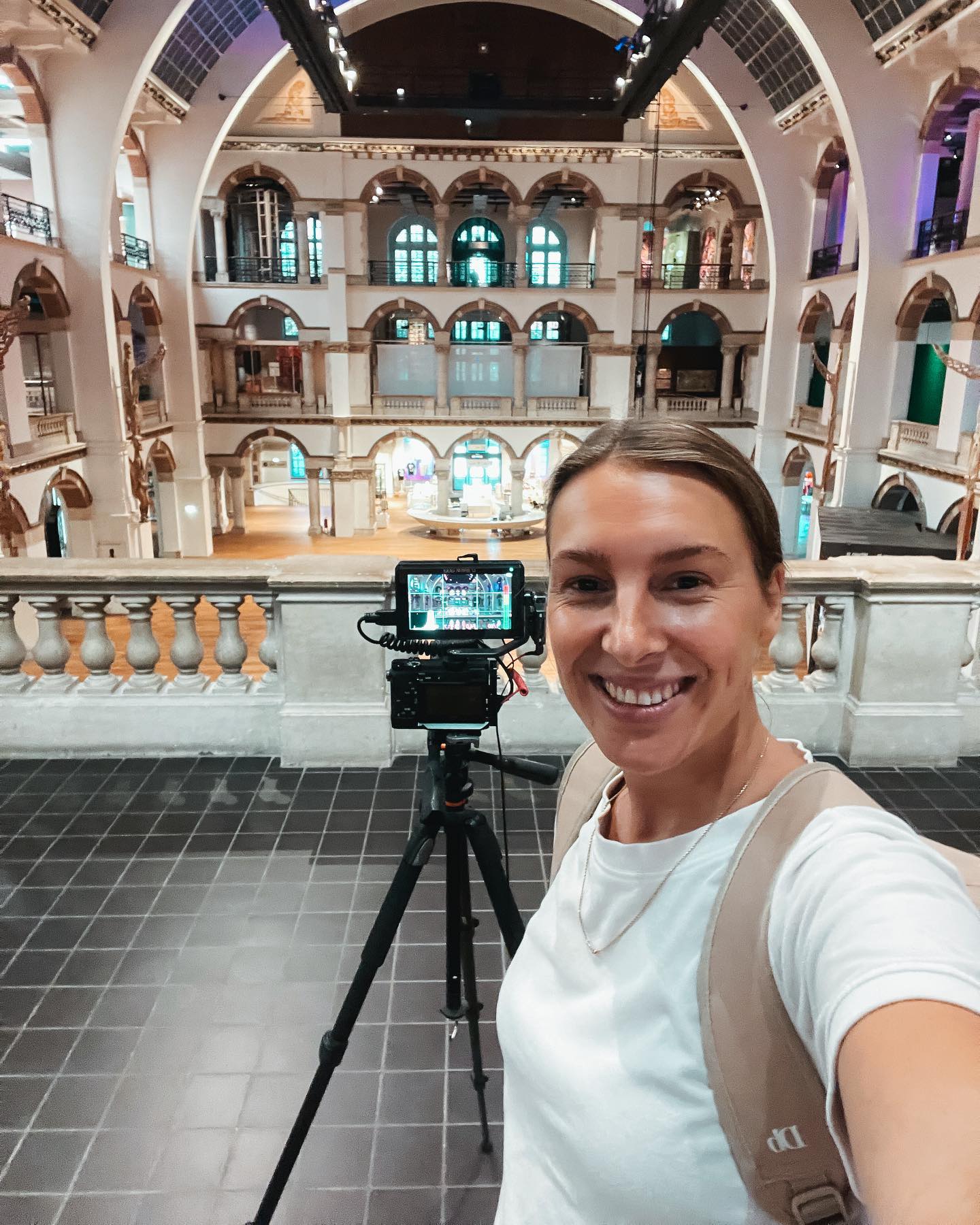 Ben momenteel bezig met een heel gaaf project voor @hetscheepvaartmuseum over duurzaamheid in de kunstwereld. We kijken o.a. hoe verschillende musea en kunstenaars bezig zijn met verduurzamen. Zo filmde ik bij het @tropenmuseum, op de boot bij @kadirvanlohuizen, het @stedelijkmuseum en in De Studio van @nemosciencemuseum. Hoe produceer je een (zo veel mogelijk) duurzame tentoonstelling en welke alternatieve materialen kun je als kunstenaar gebruiken? 🌍♻️Iedereen is op zijn eigen manier bezig met duurzaamheid, maar veel initiatieven en obstakels komen verrassend vaak overeen. Tijd dus om alle info te bundelen en deze kennis te delen en verspreiden! Zal binnenkort meer delen als alles online staat. #itsourfingbackyard #plasticcrush #risingtide #energyjunkies #duurzaamheid #sustainability #globalgoals