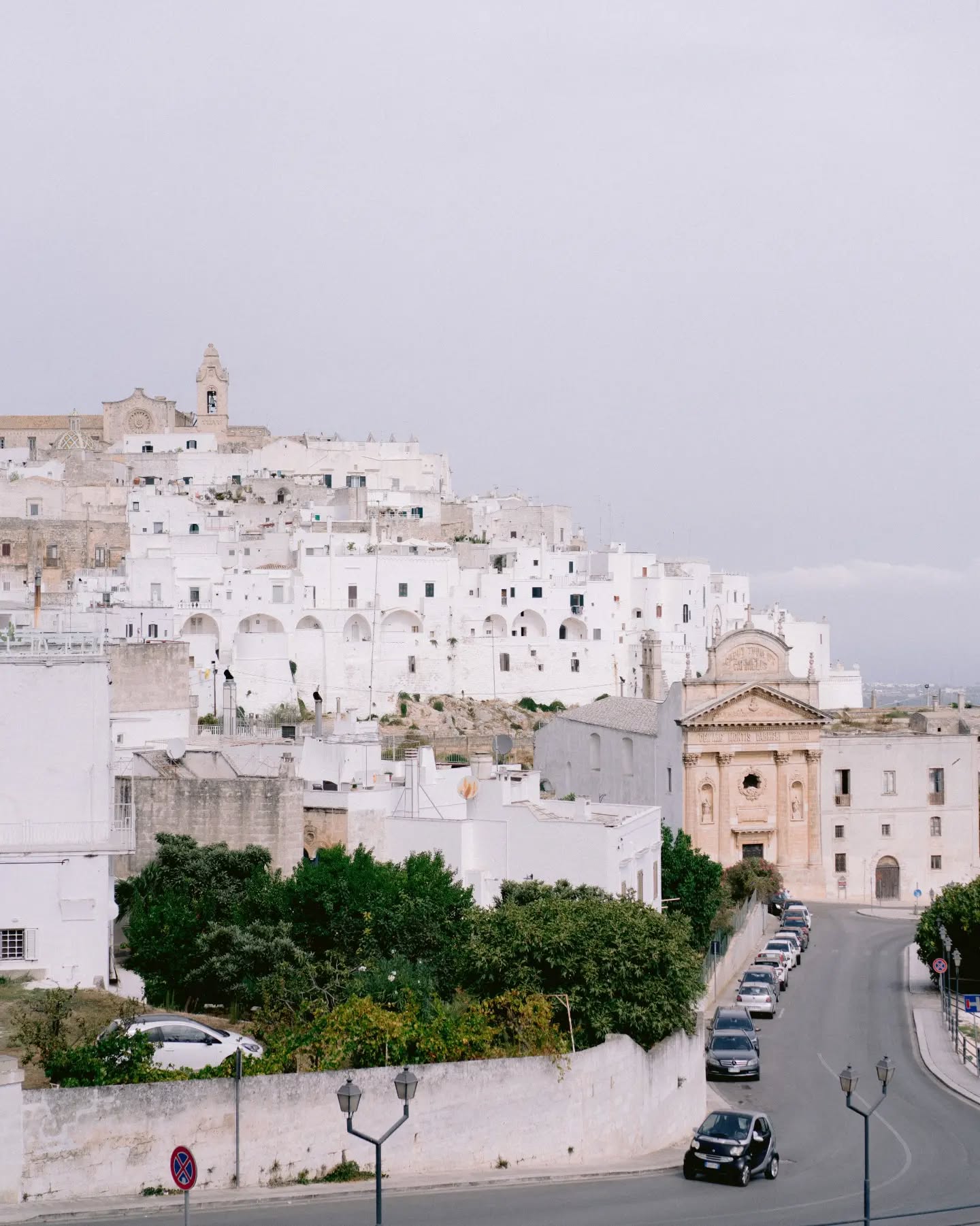 The beautiful 'White Town' of Ostuni where @sarahstefaniofficial and I nearly got stuck in the very narrow and one-way streets of the old Town because teasing Italians replaced the little Fiat500 she'd rented with an enormous SUV. To be fair we did plan to park outside of the city and then came a one-way street. Then another. And another. And suddenly we were in the middle of the town at 3am with the brave one driving (spoiler alert it was not me) while the other was outside walking and guiding like . Never been so glad to finally find a parking space in my entire life !
___
#ostuni
#ostunicittàbianca
#weddinginpuglia
#weddingphotography
#weddingphotographer
#destinationwedding
