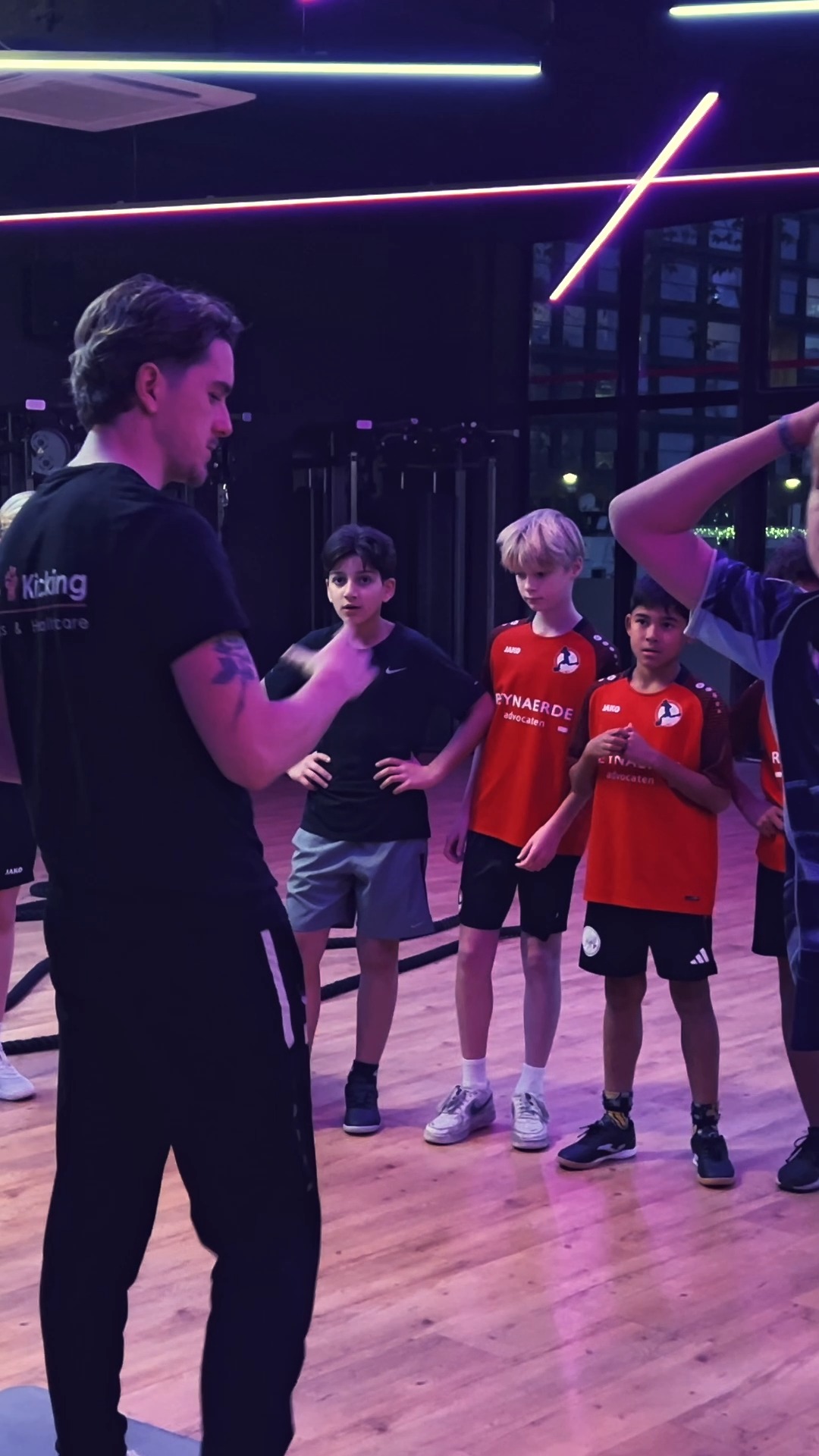 Op zoek naar een sport waar je kind zijn/haar energie in kwijt kan én sterker wordt? ⚡
Bij HYROX Heroes werken kids op een stoere en speelse manier aan kracht, uithoudingsvermogen en teamwork.
Uitdagend, veilig en vooral super leuk! 💥
Elke donderdag om 17:15… Doet jouw kind al mee? Meld je kind aan bij onze frontdesk!
#hyrox #hyroxkids #lifeandkickingcommunity #lifeandkicking #ijburg