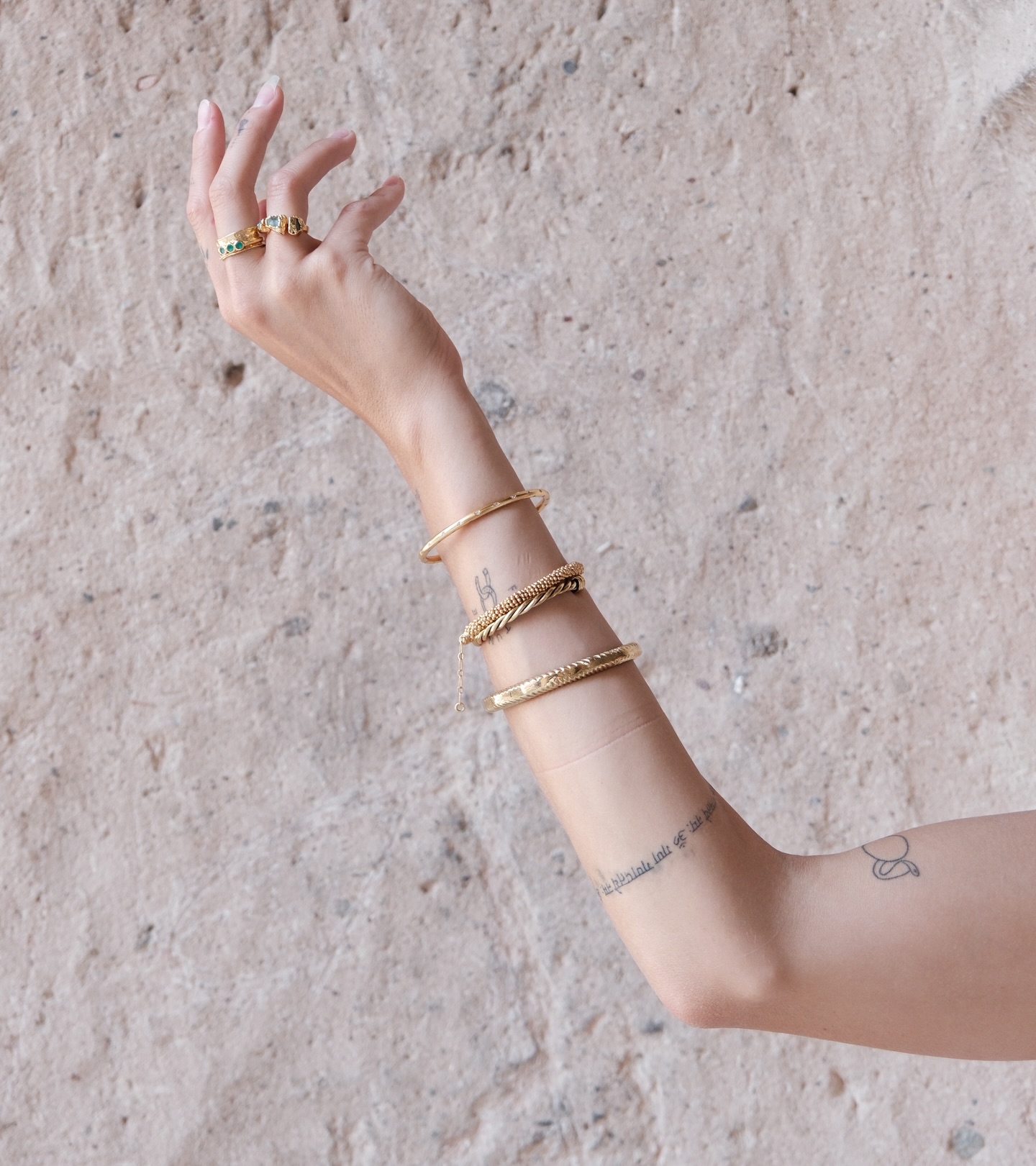 There is something deeply intimate about a ring.
It rests where life happens — in the gestures, the touch, the way you reach for what is yours. It witnesses everything. The quiet mornings, the decisions, the moments of courage no one else sees.