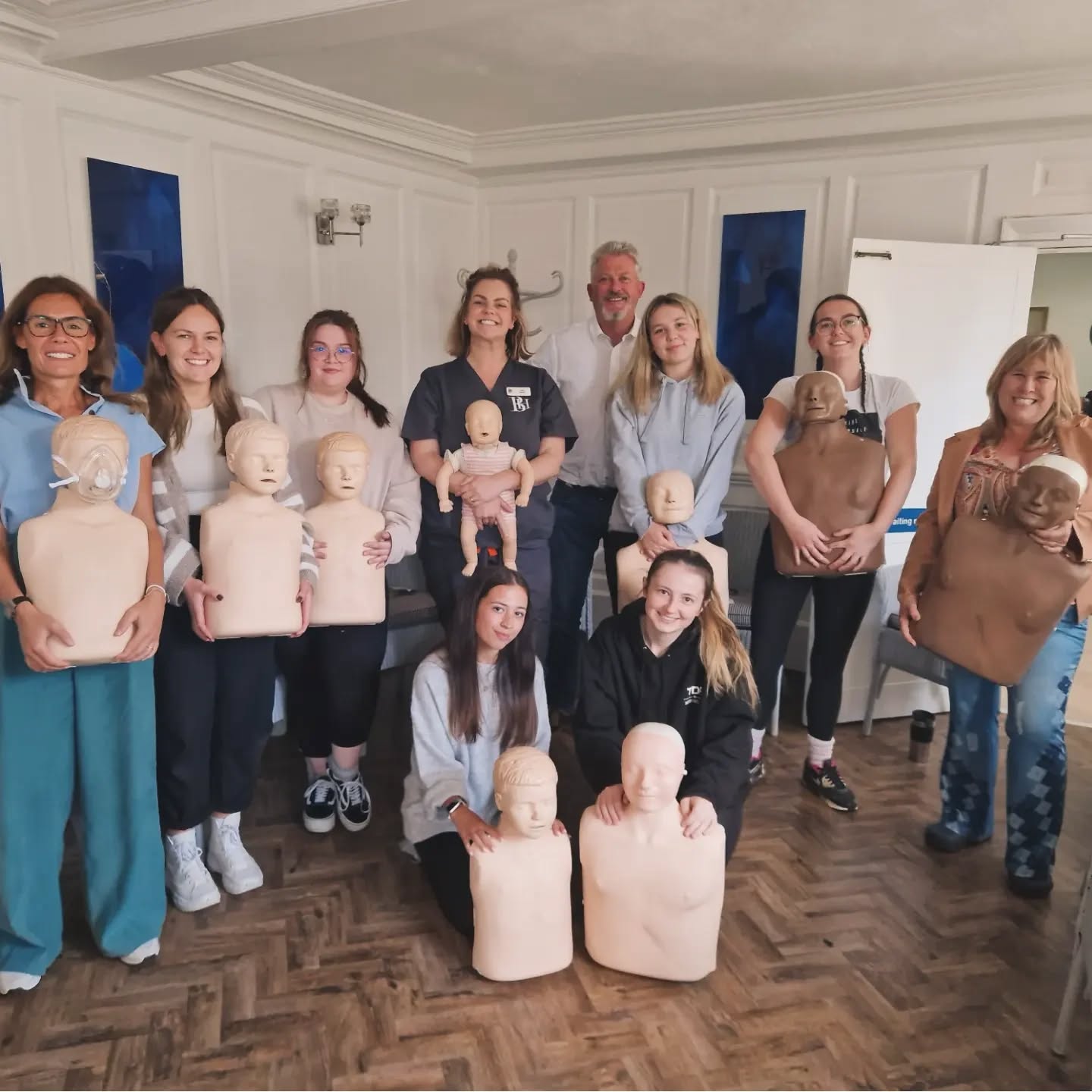 Yesterdays medical emergency and CPR refresher provided by the wonderful Brett at @lifelinetrg 🚑
It's always so helpful to go over the basics and run through scenarios as a team 🤝
Prepare. Respond. Revive 🙏