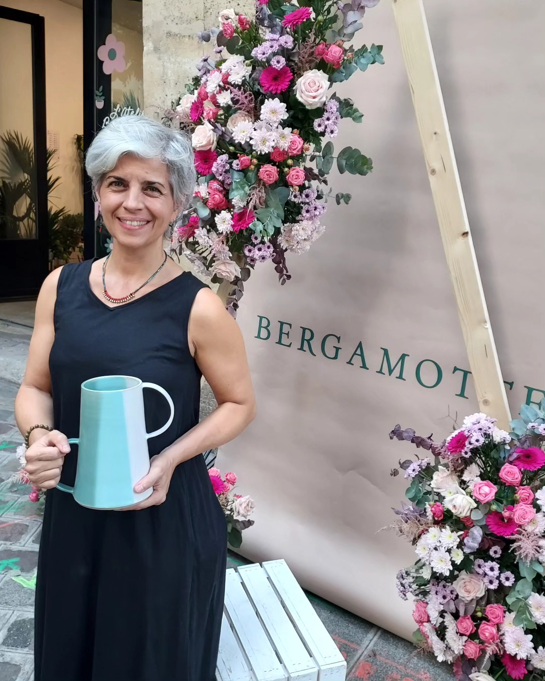 🌹 SPÉCIAL OCTOBRE ROSE 🌹
Depuis fin juillet, en collaboration avec @archives_florales de Bergamotte, nous avons travaillé sur la création d'un modèle de vase spécialement conçu pour accompagner un bouquet tout à fait exceptionnel. Ce bouquet sera disponible à la vente tout au long du mois d'octobre, et pour chaque bouquet vendu, 1 euro sera reversée à l'association Gustave Roussy, le premier centre de lutte contre le cancer du sein en Europe.
Hier, le samedi 7 octobre, j'ai eu le plaisir de visiter le Pop-Up éphémère spécial "Octobre Rose". Si vous êtes passionnés par les plantes et les magnifiques bouquets de fleurs coupées, je vous encourage vivement à ne pas manquer cette opportunité. Vous avez encore la chance d'en profiter jusqu'à 18h30 aujourd'hui, le 8 octobre.
L'emplacement du Pop-Up est le suivant :
14, Rue de la Corderie, 75003 - Paris.
De plus, vous aurez l'occasion de découvrir les vases que j'ai entièrement fabriqués à la main à l'atelier Temps de Terre. Pendant la création de ces vases, l'équipe de Bergamotte est venue à l'atelier pour enregistrer les différentes étapes du processus de fabrication. Tout au long de ce mois d'octobre, nous partagerons avec vous ces images, vous faisant ainsi découvrir les coulisses de notre atelier et tout l'amour que nous avons mis dans la création de ces 30 vases numérotés.
Si vous avez raté l'information concernant le Pop-Up ou si vous ne vous trouvez pas à proximité de Paris, pas de soucis ! Vous pouvez retrouver les vases ainsi que le magnifique bouquet "Octobre Rose" sur la boutique en ligne de @bergamotte
Joyeux dimanche 💕
#octobrerose🎀 #luttecontrelecancerdusein
#Bergamotte #BouquetSolidaire #FleursPourLaCause #VasesArtisanaux #Artisanat #Charité #Paris #DonPourLaRecherche #CancerDuSein #PopUpStore #ArtisanatLocal #Soutien #tempsdeterre #FleursCoupées #AmourDansLaCréation #BouquetsUniques #FaireUneDifférence #PartagezLAmour