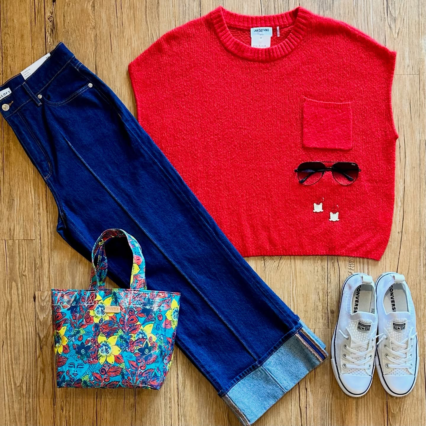 🍓🍷🌶🍒🍅🍎
The details:
LNA knit top sz M, $22
Loft ‘The Wide Leg High Rise’ jeans
(NWT) sz 29, $40
Converse sneakers sz 10, $30
Consuela mini tote, $24
Cat face earrings, $17
Quay sunglasses (with case), $20