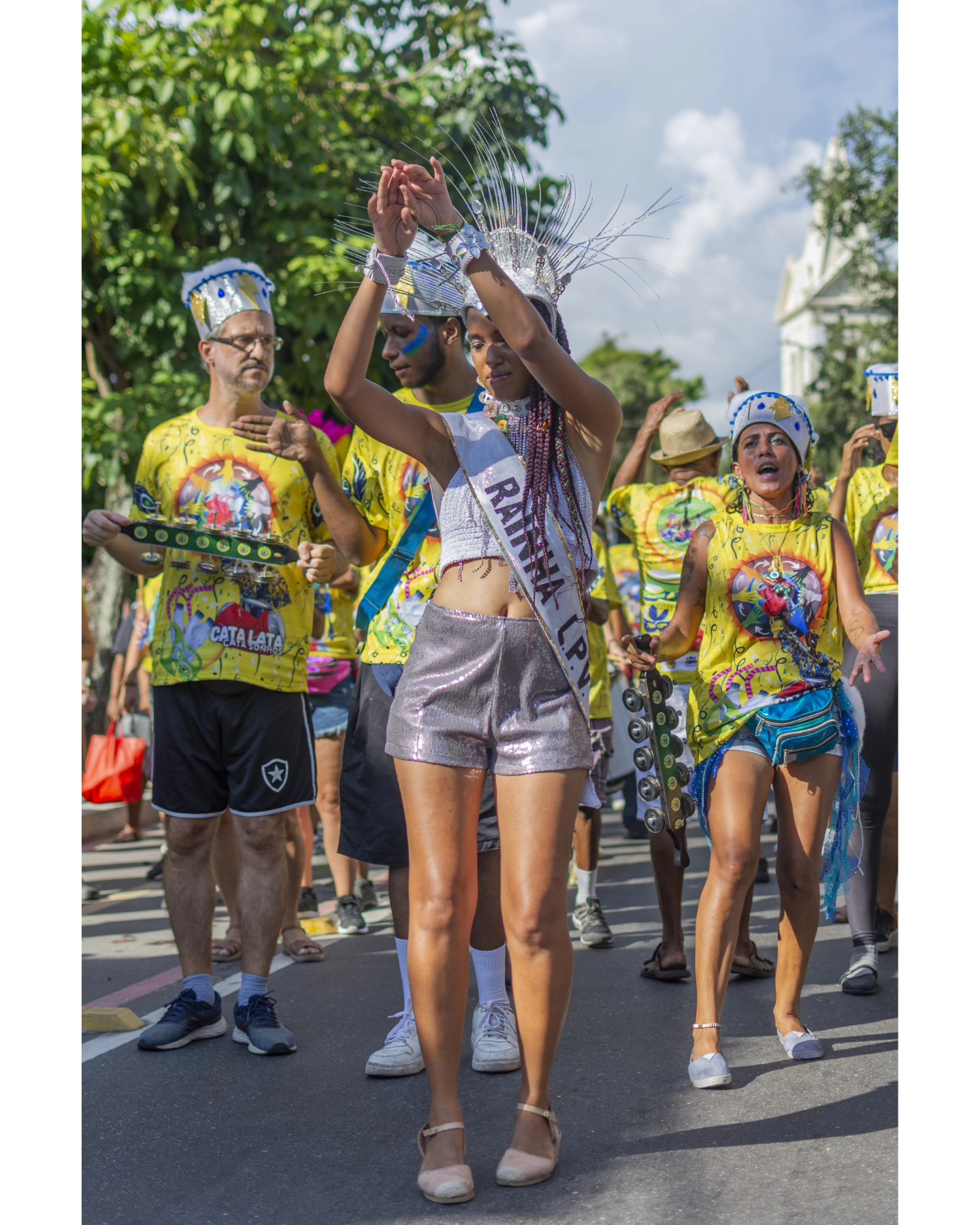 E o bloco mais lindo de Niterói desfilou hoje! O "Loucos pela Vida", formado por usuários, funcionários e amigos da Rede de Atenção Psicossocial, trouxe o enredo "Cata Lata, Cata Sonhos - o ambiente vem gritar: no esquenta e esfria do planeta, nosso bloco vai passar!"
@blocoloucospelavida @saude.niteroi @fesaude.nit @cecodonaivonelara @niteroipref @cgeniteroi
Fotos: @marianapegas / @atelie_das_possibilidades