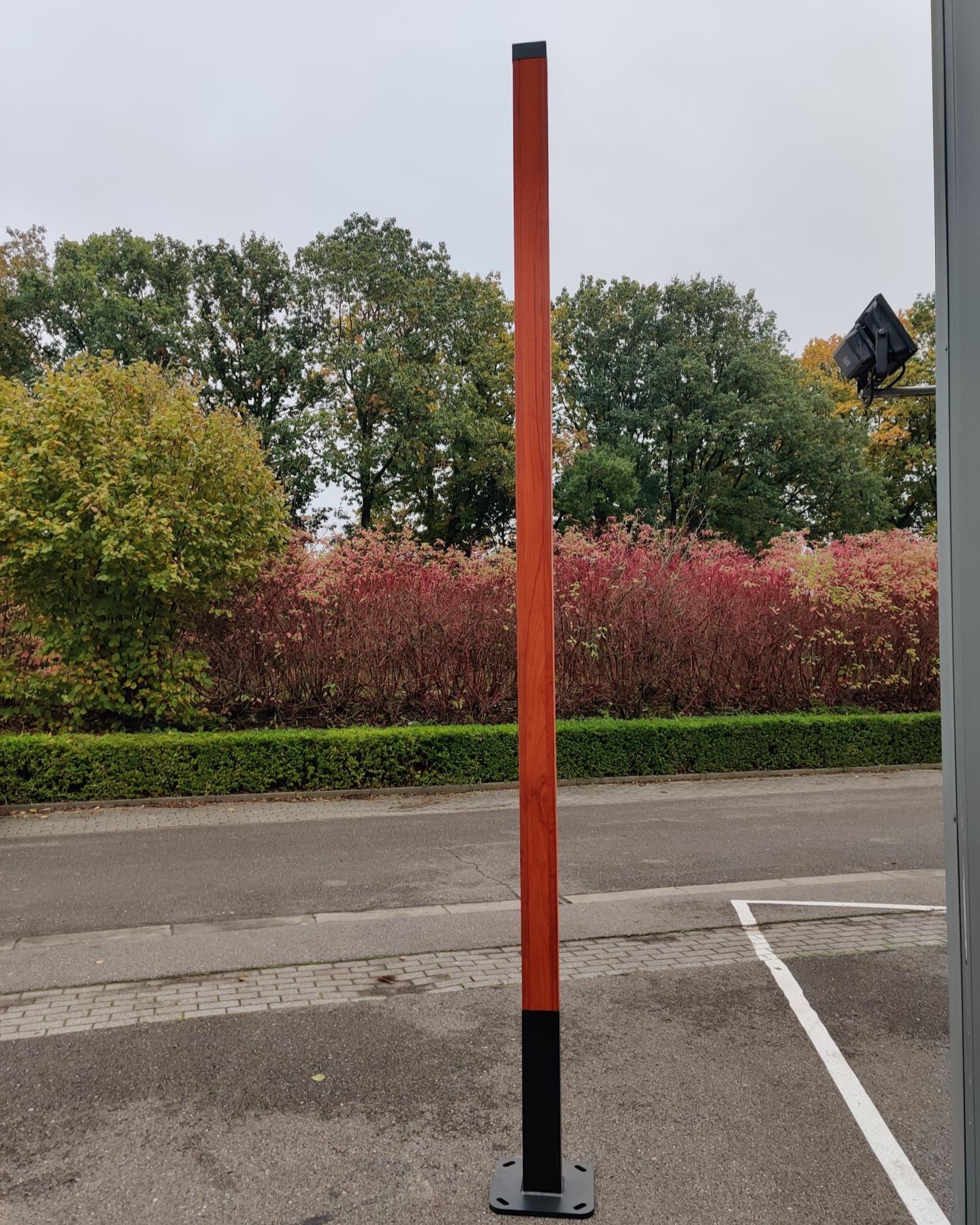 Deze padouk verlichtingspaal vertrekt volgende week richting Denemarken. Nadat er ginds een mooie armatuur op gemonteerd wordt, ontworpen door @bjarnecph, zal deze "VIA" mast pronken op een beurs in Nyborg, Denemarken.
Bij @peetersjef_houtenkolommen staan we voor meer duurzaamheid. In het algemeen, en zeker in het straatbeeld. En hoe kunnen we dat beter doen dan met houten verlichtingspalen?
Meer sfeer.
Meer warmte.
Meer uitstraling.
Ben of ken jij iemand in de infrastructuur-, wegeniswereld of gemeentebesturen die mogelijk interesse heeft om deze toe te passen?
Tag hen dan onder deze post. We leggen graag contact.
🌳🙏