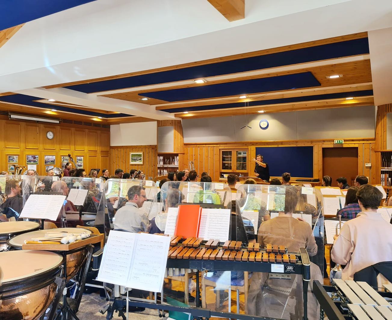 Nach einem langen und intensiven Probentag freuen wir uns auf nächsten Samstag! 🤩
Hier wieder ein paar Schnappschüsse! Wer genau schaut kann vielleicht eine ganze Reihe an Sonderinstrumente erkennen: Kontrabass, Harfe, Klavier, Synthesizer, zwei Sängerinnen,… 🎼🎶🎤🎻
#seidabei am 11.3. um 20.00 im #tauerncentermatrei !
#sinfonischesblasorchester #probentag #bpho #blasmusikverbandtirol #schnappschüsse