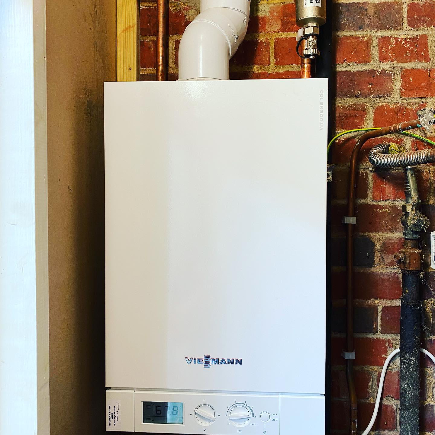 Fitted a new #Viessmann #boiler today with a 12 year manufacturer’s warranty, complete with Fernox magnetic sludge filter and Fernox water quality test and certificate.
👉Follow @stembridgeplumbing 👋
👉Follow @stembridgeplumbing 👋
❤️Double tap❤️
❤️Double tap❤️
____________________________________
👉 Follow @stembridgeplumbing
👉 Follow @stembridgeplumbing
👉 Follow @stembridgeplumbing
____________________________________
👥 Tag a Friend
🛎 Turn on Post Notifications
👨💻 Save to Look at Later
____________________________________
#plumber #heatingengineer #heating #gas #gasengineer #hotwater #radiator #boiler #service #boilerservice #local #angmering #rustington #eastpreston #arundel #chichester #bognorregis #bathroom #bathroominstallation #gasman