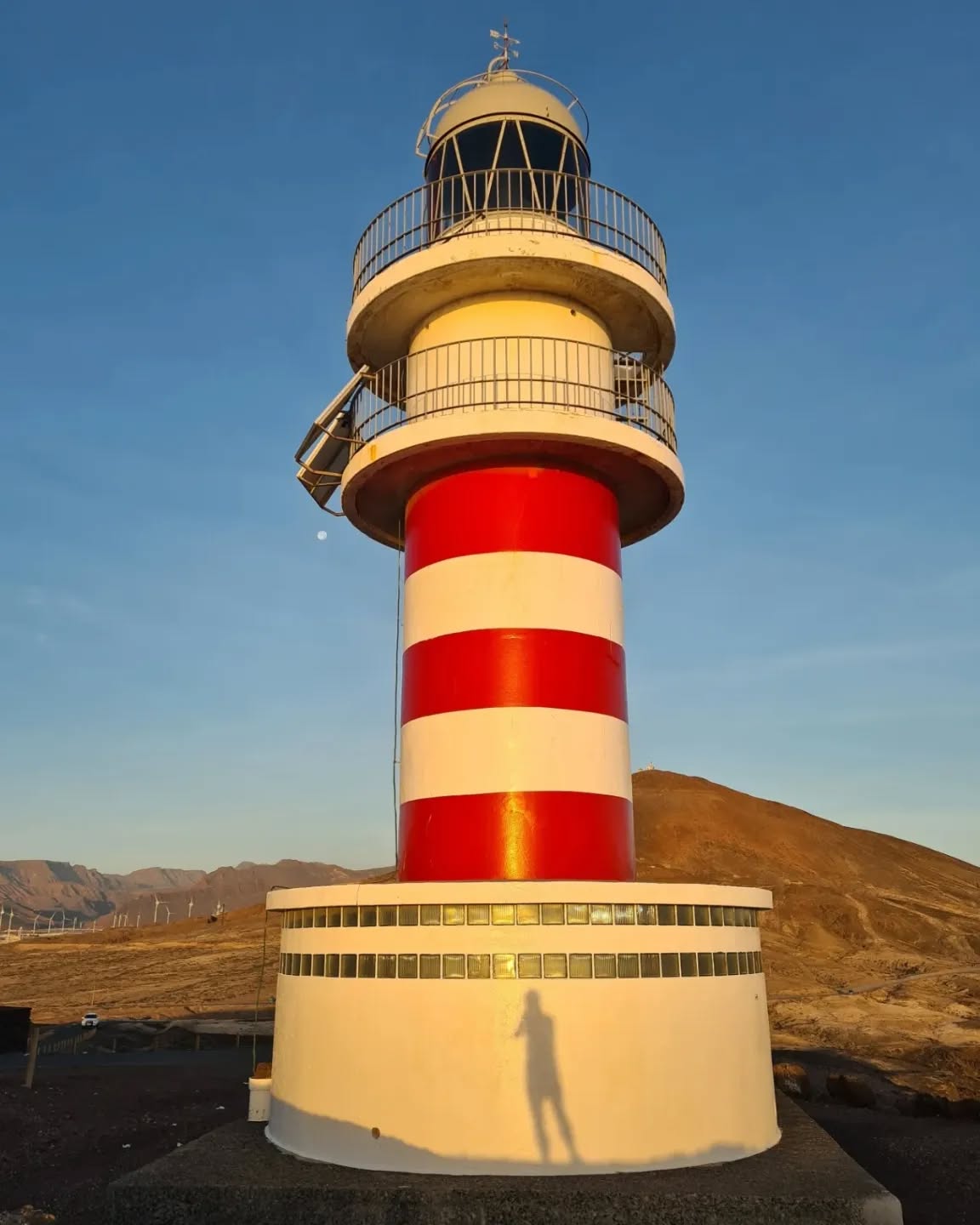 Moonset to the left of me, sunrise to the right. Here I am. On holiday, back from my morning run, so ready for a reset.
Finally leaping off the hamster wheel, that hadn't bloody stopped until I got on the plane. November and December were an endless list of things to do, responsibilities, roles to play. I was permanently ON. But holiday allows that to end. Everything can be put on hold, you can excuse yourself out of it all. And I'm firmly pressing the RESET button whilst I'm here. Stop, break the routine, reevaluate, get rid of what I don't need, ready to start again afresh.