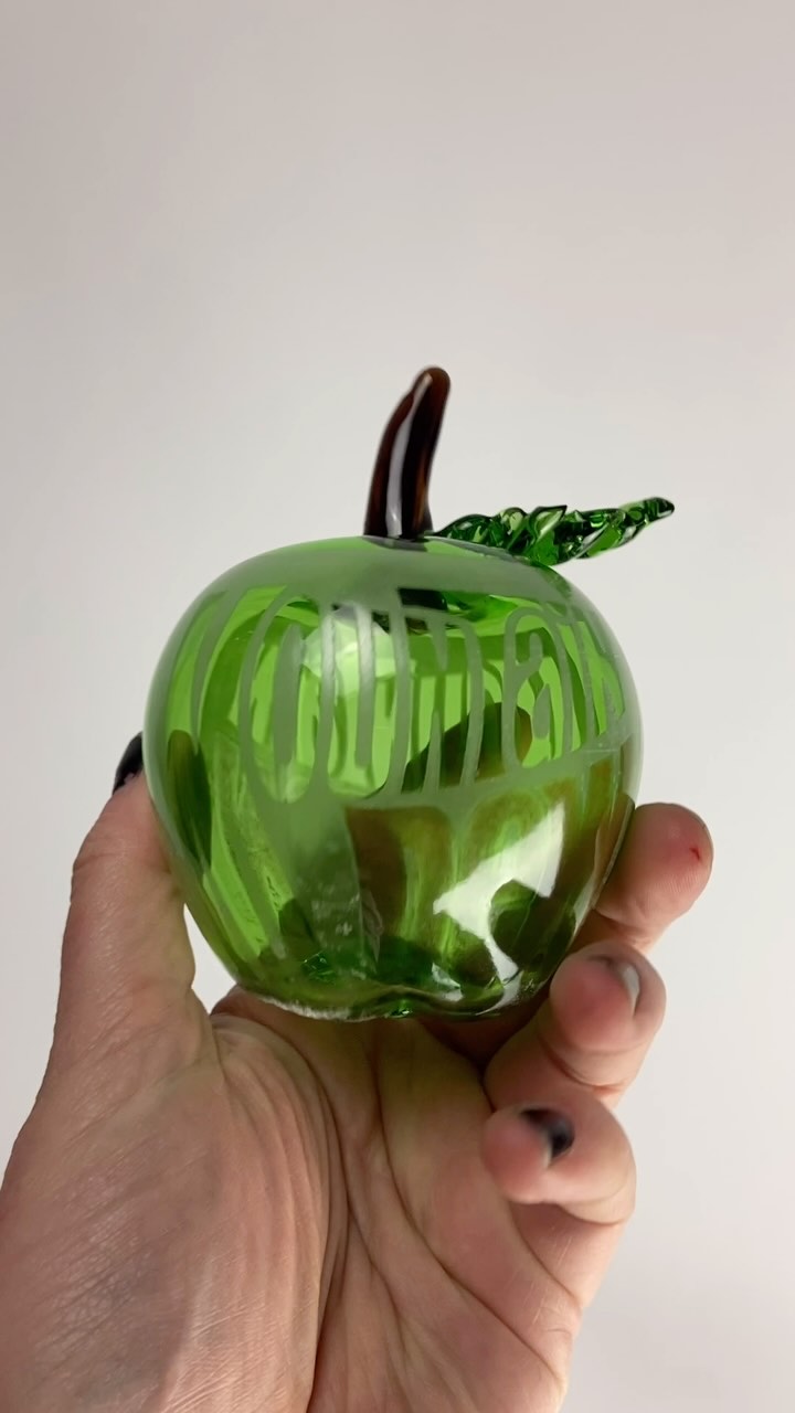 Soda bottle fruit are in season! 🍏
I still have a few available on website, last day to buy is Thursday!
#vintageglass #sodabottle #glassblowing #mountaindew #glassfruit