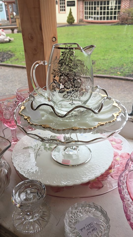 Getting ready for Spring, and Wedding Season! Or just romanticizing life with pretty things surrounding us ! I can't even pick a favorite 😬🫠
#cakepedestal #servingtrays #glassnook #smithvillenj #vintage