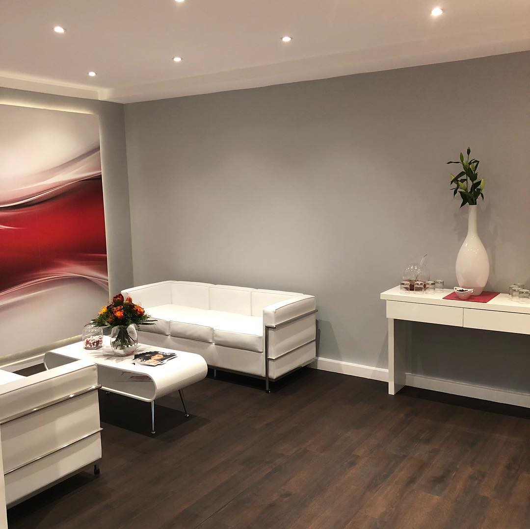 ENDLICH fertig 😍
Liebe Kunden , wie versprochen sind wir mit unserer Renovierung pünktlich heute,12.11.2018, fertig geworden. Für alle die es leider nicht geschafft haben vorbei zu kommen, haben wir natürlich Bilder gemacht.
Hier ein schöner Einblick in unserem neu renovierten Institut.
Viel Spaß beim anschauen & wir freuen uns euch in den neuen Räumlichkeiten bei Ihrer nächsten verwöhn Behandlung herzlich empfangen zu können!
Ihr Beauty Team ♥️