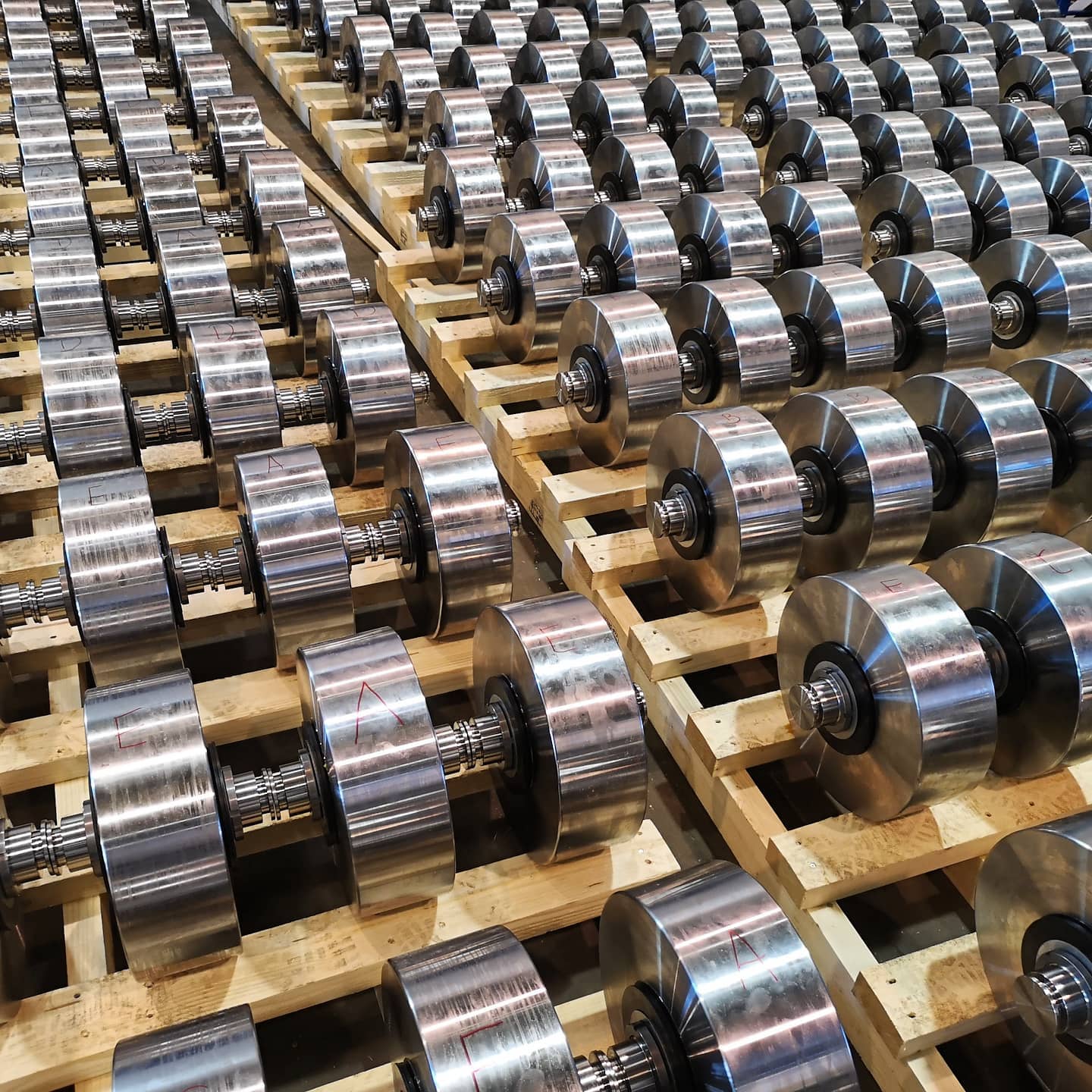 Serial production of complete wheelboxes with angled wheels for larger cable carousels. (10.000 ton)
704 pieces delivered in 2019, and another 365 pieces in 2020.
Hard-stamped serial numbered wheels with complete traceability and extensive QA.
Pre-production lifetime test.