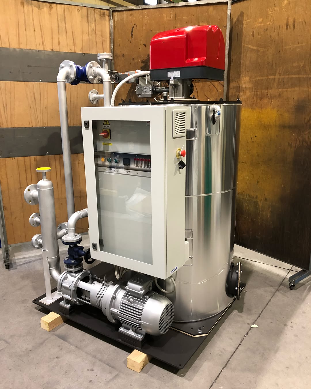 Caldaia ad olio diatermico con bruciatore a gas metano, modello verticale #oliodiatermico #bruciatore #caldaia #diathermicoil #burner