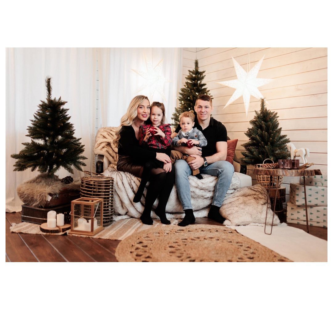 🎁🎄📸❤️ #familyphotography #instagood #photography #photooftheday #christmasphotography #picoftheday #photo #instadaily #photoshoot #christmasphotoshoot #instapic #canon #canonr6 #sigma #christmasphoto #pic #pictureoftheday #photoshop #lightroom #love #familygoals #photographylovers #photographylover #christmas #christmasmood