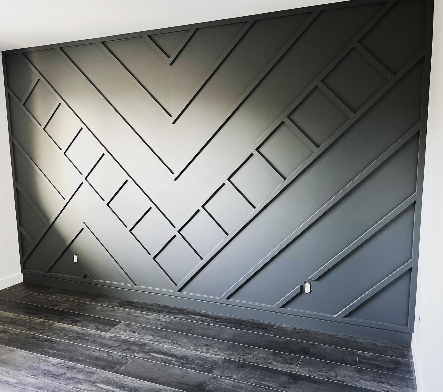 Did this feature wall for a homeowner… posted the “before” a while back before the colour went on - it all comes together once that paint works it’s magic 👌🏼
.
(And +10 points for the dog photobomb)
.
.
.
.
.
.
#lawrencefinishing #accentwall #featurewall #yxeliving #homedesign #carpentry #interiordesign #finishingcarpentry #yxe #yxehomes #custombuilt #geometricwall #walldesign #walldesignideas #masterbedroomdesign #masterbedroominspo
