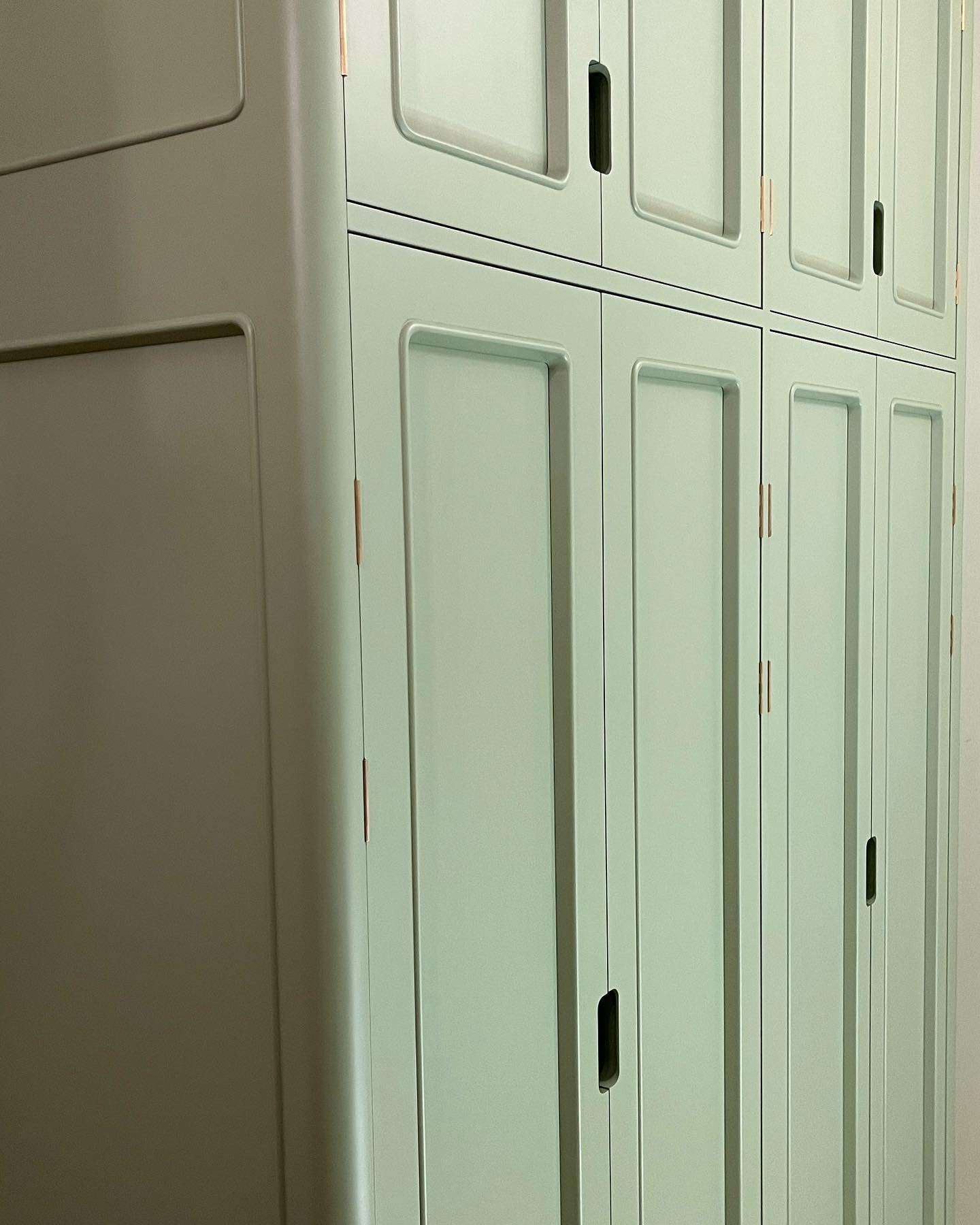 Garderobe laget i sprøytelakkert bjerk med buet detaljer og tilpasset skuffer.
.
.
.
.
.
.
.
.
.
.
#woodworking #woodcraft #craftmanship #finewoodworking #cabinetmaker #interior #home #modern #craft #build #handmade #furniture #furnituredesign #todaysmaker #traditionalwoodworking #wardrobe #birch
#boligliv #interiørinspirasjon #vakrehjemoginteriør #møbelsnekker #interiørmagasinet #rom123 #boligdrøm #interiør #skandinaviskehjem #smarteløsninger #bjerk #garderobe