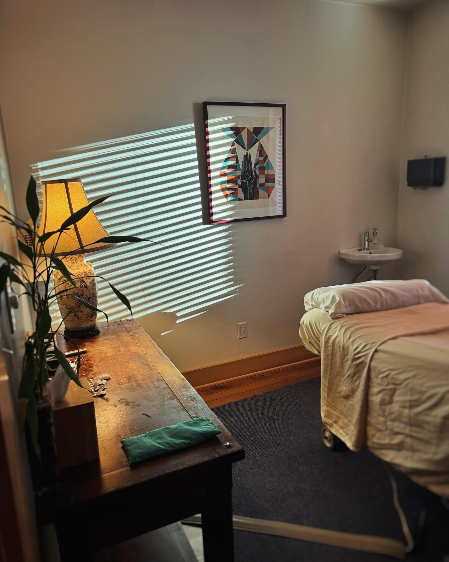 Some candids of our peaceful moments in between treatments today. We are here for you Portland. 🏠✨🤲
#acupuncture
#massage
#cupping
#physicaltherapy
#naturopathicmedicine
#portland