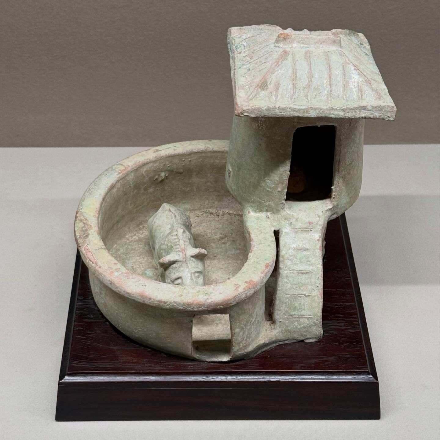 PIGSTY
Earthenware with green glaze
Eastern Han dynasty, 1st-2nd century @moco_press