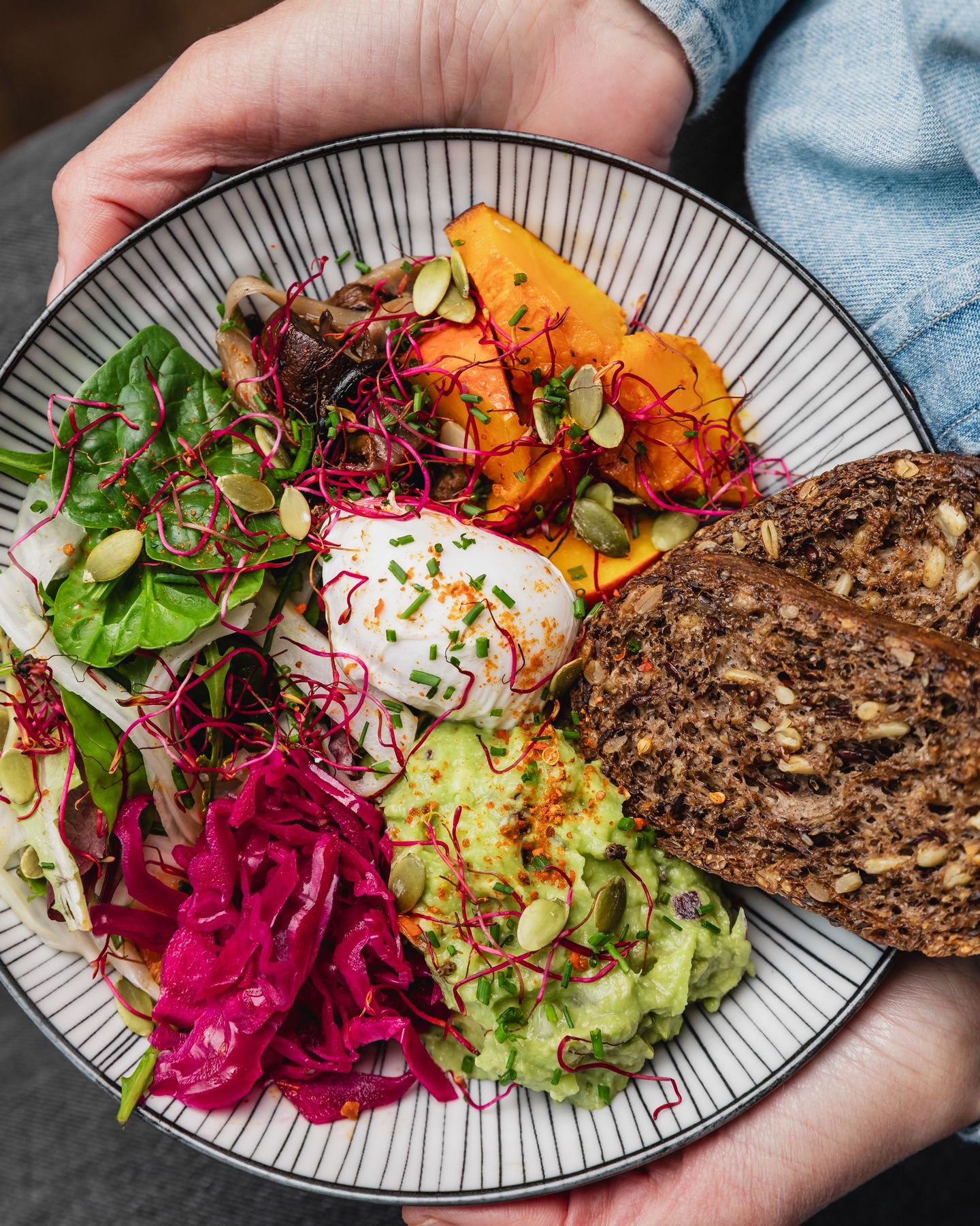 A BOWL FULL OF COLORS 🌈
Une assiette colorée est souvent le signe d’un bel équilibre ! Chaque légume et ingrédient apportent leurs propres nutriments, fibres et antioxydants.
C’est exactement l’esprit de notre Avoloco Bowl 🥑 Une combinaison de légumes rôtis, fermentés et crus, pour un bowl aussi beau que nourrissant.
📸 @alicepages
#brunchparis #avocadotoast #veganparis #sansglutenparis #superfoodbowl #naturopathie #foodmap