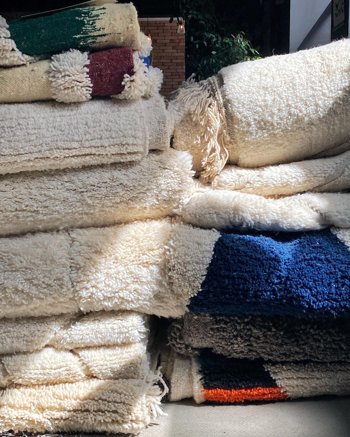 De nouveaux tapis sont arrivés à L’Imprimerie !
Le Raz El Hanout Project se développe :
des tapis blancs traditionnels, des couleurs pastels, d'autres plus folles…quelque part aujourd’hui entre tradition et modernité.
Un artisanat unique, à s’offrir pour un intérieur éthique et chaleureux, de la douceur au quotidien….
Le catalogue est disponible sur demande, n’hésitez pas aussi à venir les voir sur place !
#tapisberberes #morocco #commerceequitable #tapismarocains #tapisberbèresàlimprimerie #carpet #homedecoration #tapisartisanal #femmesartisanes #tapistraditionnel #tapisenlainefaitmain #tissagedestapis #commerceápetiteéchelle #maisonbeaune #maroccanrugs #beaune #beaunearchitecture #decorationinterieur #lifestyle