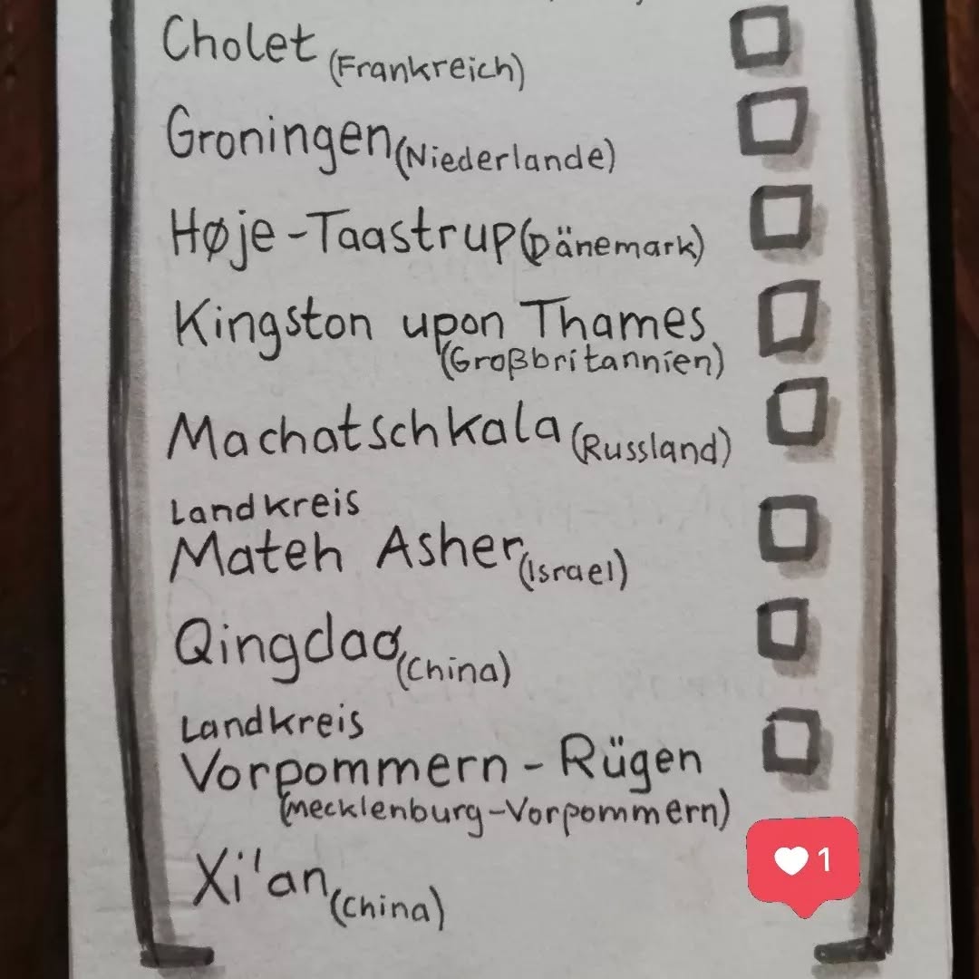 Xi’An (China) | Kulturpartner: Qicheng Zuo & Cheng Sheng
English below
Mit gleich zwei Künstlern in Xi’An hat es Bettina Hauke aufgenommen - Briefe und Kunstwerke wurden nach Xi’An in China geschickt - kamen aber nicht weiter als bis nach Frankfurt.
Wo die Umschläge einen Stempel erhielten, der besagt, dass Sendungen in das gewählte Zielland auf unabsehbare Zeit nicht möglich sind. Die "Bearbeitung" der Retouren in den Paketzentren nach Oldenburg hat 5-6 Wochen in Anspruch genommen, wobei nicht einmal ein Zollamt involviert war.
Um jetzt schon den Austausch mit China zeigen zu können, haben wir uns entschieden, die analogen Oldenburger Arbeiten mit digitalen Antworten aus China zu zeigen. Wir hoffen, eine komplett analoge Präsentation in der Ausstellung im November präsentieren zu dürfen.
Im November fragen Sie sich? Ja, dann werden alle Werke nochmal in der Stadtbibliothek mit einem anderen Ausstellungskonzept zu sehen sein. Zeitgleich mit dem digitalen Austausch von Oldenburg und seinen Partnerstädten - UN!TE 2022 digitally -.
Wir freuen uns, wenn auch Sie bis zum 17. August Zeichnungen, Bilder und Collagen bestaunen und lesen, wie Kreative immer wieder neue Wege finden. Nehmen Sie die Eindrücke der Ausstellung mit nach Hause und - schreiben uns gerne einen Brief.
Bettina Hauke
https://www.bettina-hauke.de/
Instagram @bettinahauke.artist/
Facebook @bettina.hauke.908
-----
Xi’An (China) | Cultural Partner: Qicheng Zuo & Cheng Sheng
Bettina Hauke took on two artists in Xi'An at once - letters and artworks were sent to Xi'An in China - but got no further than Frankfurt.
Where the envelopes received a stamp stating that shipments to the chosen destination country were not possible for the foreseeable future. The "processing" of the returns in the parcel centres to Oldenburg took 5-6 weeks, and not even a customs office was involved.