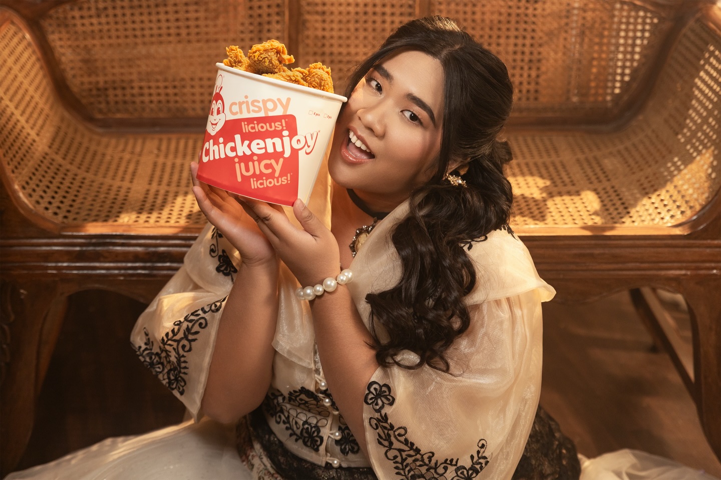 hindi po sponsored ng @jollibee .. love na love lang talaga ng client namin si jollibee as she have been living in US for a long time. kaya eto part ng photoshoot nya.😅😍
#predebut #photoshoot #predebutshoot #jollibee