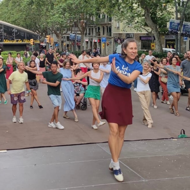 💃Torna el swing al Solidarity Fest! 🕺
Aquest any tornem a comptar amb la col·laboració dels increïbles Swing Maniacs, que de nou ens regalaran una classe oberta de swing perquè tothom pugui moure els peus i gaudir del ball.
No cal experiència prèvia: només ganes de passar-ho bé!
Vine a aprendre alguns passos, deixar-te portar per la música i compartir una estona plena d’energia i bon rotllo.
✨ Gràcies a Swing Maniacs per tornar a sumar-se a aquesta jornada solidària.
#SolidarityFest #SwingManiacs #Parkinson #parkinsoncatalunya