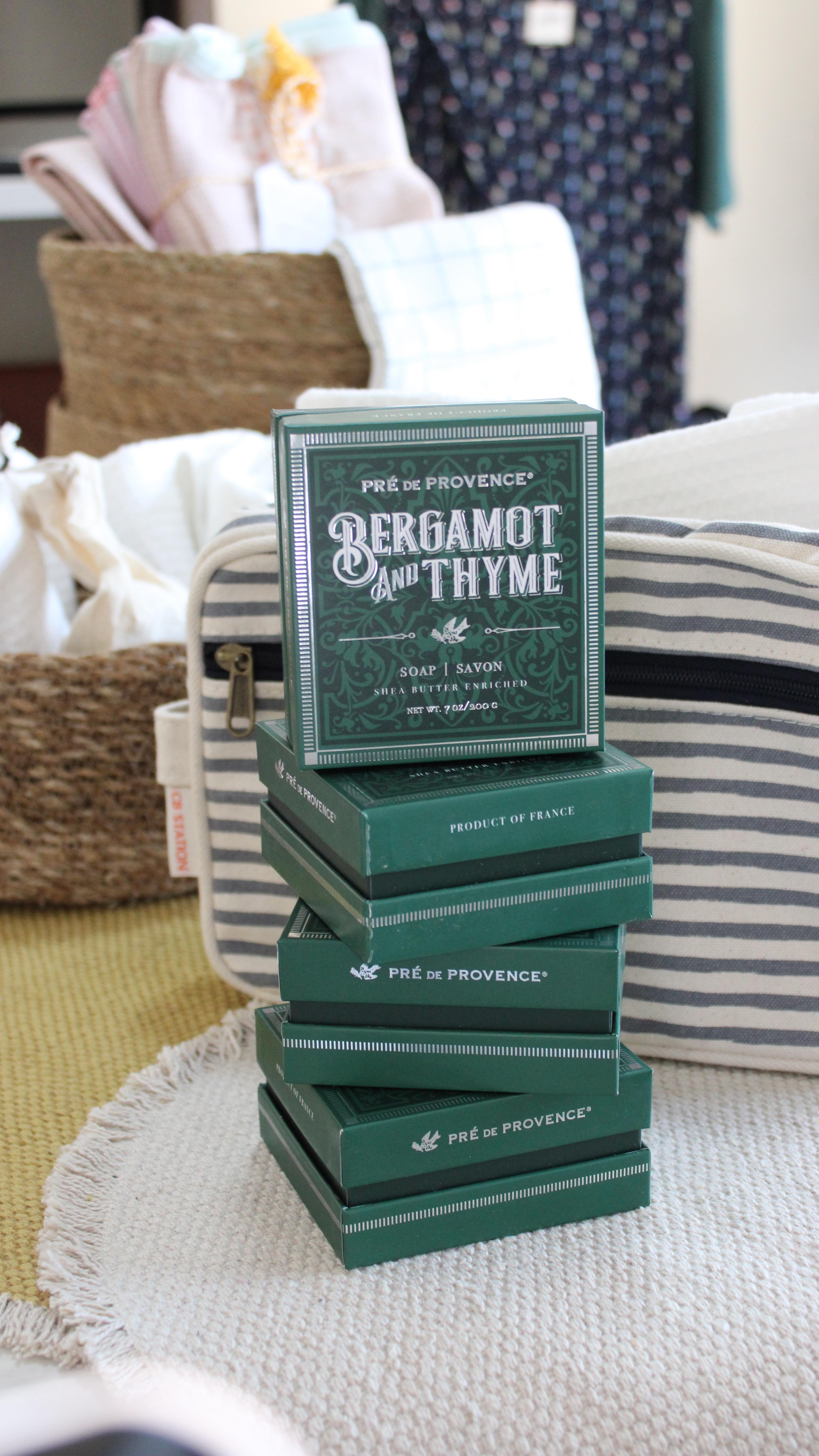 Neceser, toallas faciales y nuevos jabones para cuidado personal. Un detalle de regalo perfecto para los hombres viajeros. Único y personalizado.