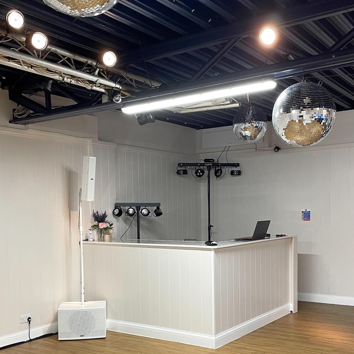 🎄We have had a busy month!
Here is some snaps from our set up at #westminsterboatingbase
What we supplied -
X2 Wireless Senheisser Microphones and receiver with a Pioneer DJM mixer.
X2 White FBT Versus 1000 Speaker units
X2 Mackie Punch 15A Speaker Units.
All essential wiring.
X2 Lighting Bars.