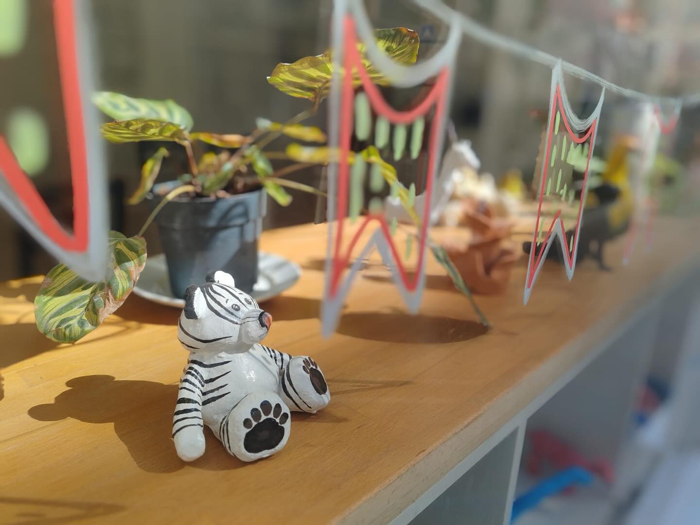 Notre vitrine vous dit bonjour avec des formes faites par nos élèves ainsi que des formes faites par la nature 💫 🌱
📸 @catherine__lacroix