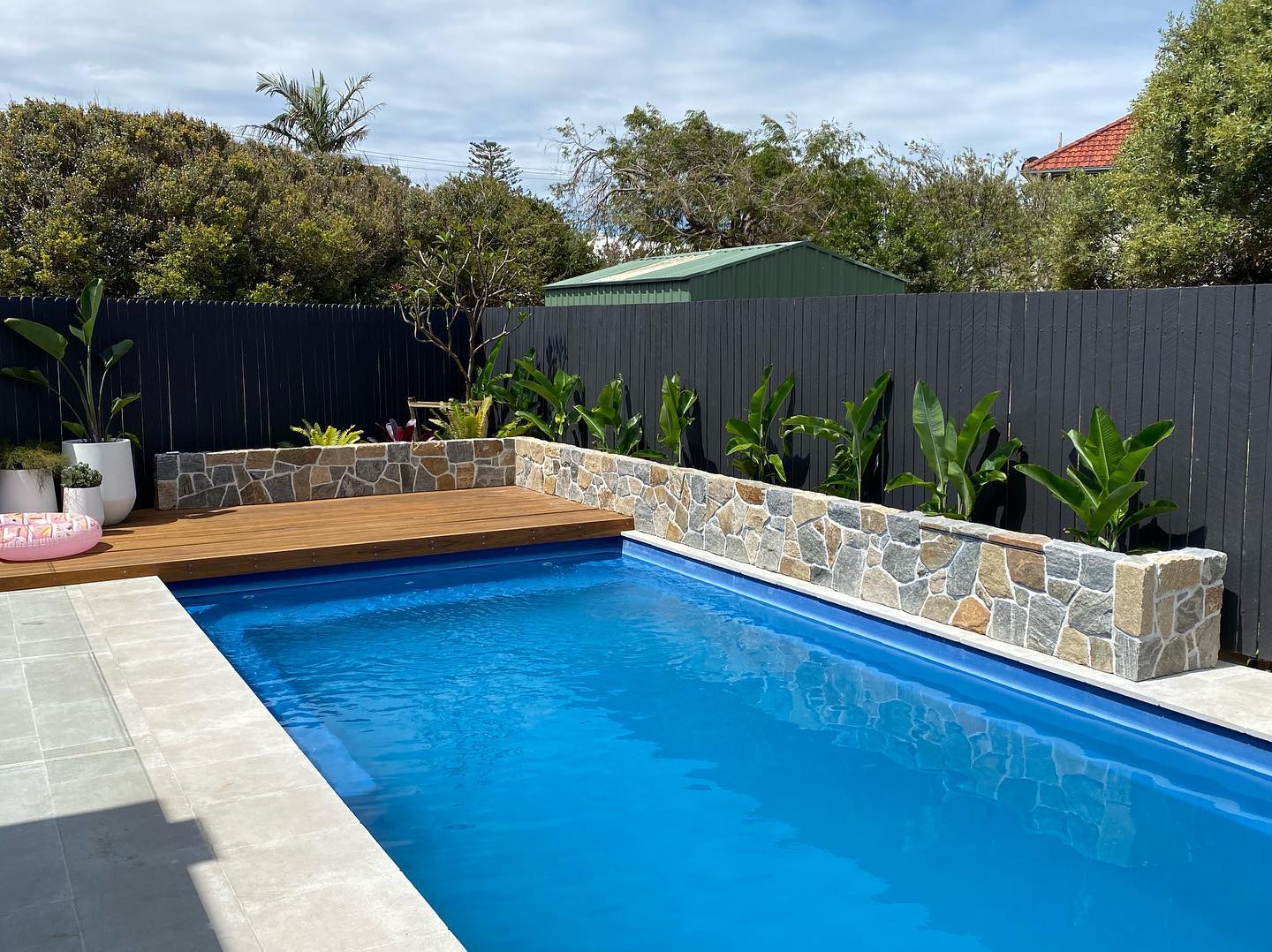 Knocked off 2 little jobs prior to the Christmas break. 2 very different stones and locations but both come up a treat for Christmas! Now time for a break
#timeforabreak #summerliving #outdoor #outdoordesign #living #coastal #stone #stonecladding #stonemason #newcastle #newcastlebuild #stoneelements