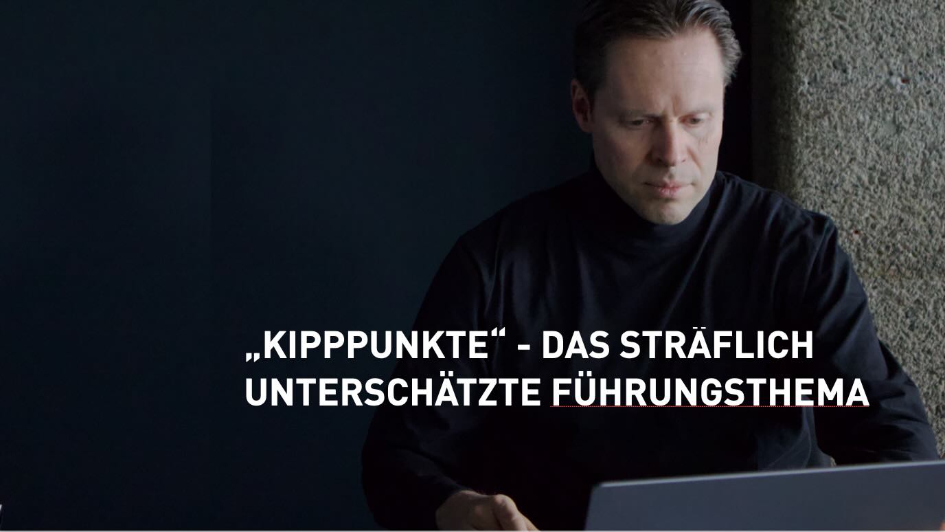Kipppunkte…
sind „daily business“: Viele Probleme in Organisationen entstehen nicht plötzlich. Sie bauen sich auf. Um dann plötzlich loszubrechen.
📌 Ein Team kompensiert lange einen Kollegen, der wenig beiträgt. Und plötzlich reduzieren die Leistungsstarken ihr Engagement. Oder wechseln die Abteilung, im worst case die Firma.
📌 Eine Führungskraft vermeidet Entscheidungen - und alle arbeiten trotzdem weiter. Doch plötzlich leiten informelle Leaders. Oder füllen Gerüchte das Infovakuum, das die FK durch Nicht-Entscheidungen verschuldet hat.
📌 Ein paar zynische Kommentare über Strategie wirken harmlos. Und plötzlich werden Konflikte hemmungslos ausgetragen. Weil Dissenskultur fehlt und Wertschätzung keinen Wert hat.
📌 Eine Team-Member arbeitet seit Monaten am Limit. Und kippt plötzlich ins Burnout. Oder zieht die Notbremse und wechselt den Job.
Organisationen scheitern selten wegen eines großen Ereignisses. Sie scheitern, weil viele kleine Warnsignale lange ignoriert werden. Und diese zum „big bang“ führen.
Doch warum unterschätzen Führungskräfte diese Kipppunkte?
Weil es bequem ist, den Status quo fortzuführen. Veränderung ist immer Aufwand.
Weil es einfacher ist, laufen zu lassen, als anzusprechen. Oder es selbst richtig vorzuleben.
Gute Führung erkennt Probleme nicht erst, wenn sie eskalieren. Gute Führung erkennt die Kipppunkte davor.
Die eigentliche Führungsfrage lautet daher: Wo könnte Ihr System gerade unbemerkt Richtung Kipppunkt laufen?
Eine gute Frage zur Selbstreflexion bzw. dein nächstes Strategiemeeting. Oder? ;-)
#leadership #change #stratégie #ceo #erfolg