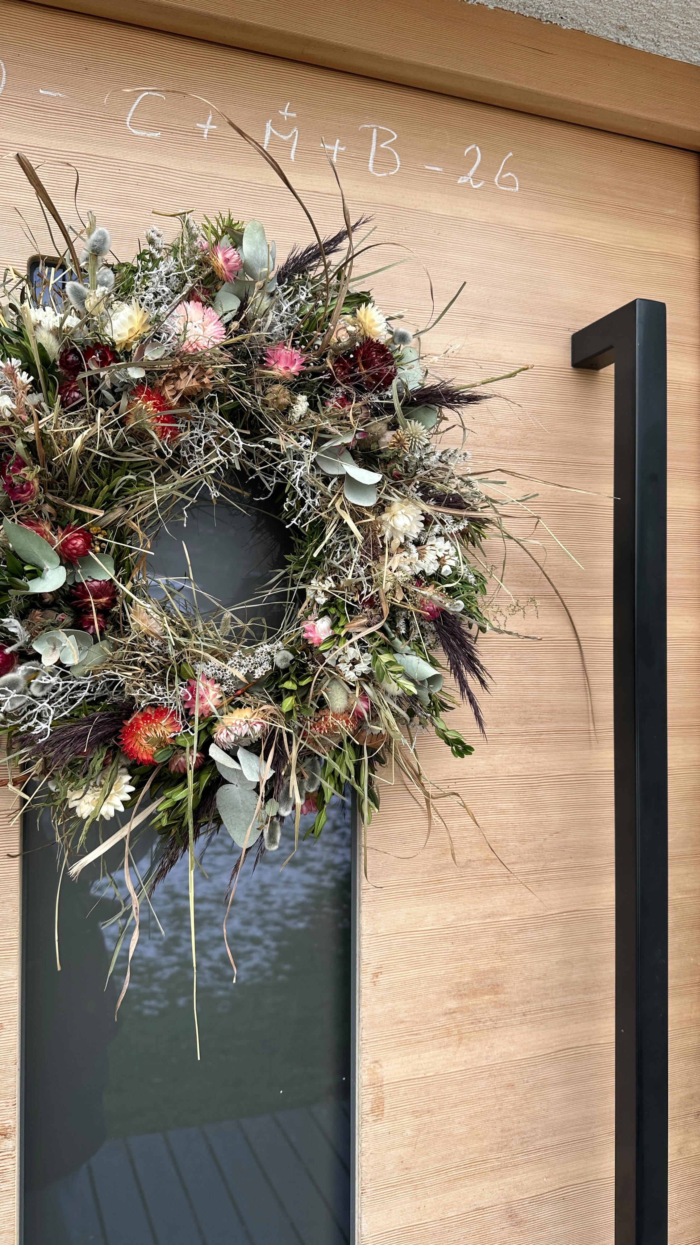 Manchmal sind es genau diese kleinen, ungeplanten Momente, die alles besonders machen:
Meine Jungs, ganz von selbst gekommen, aus eigener Motivation heraus, mit leuchtenden Augen und neugierigen Händen – mitten im Kranzbinden.
Sie greifen nach Zweigen, stecken, drehen, probieren aus –
und ich staune, wie selbstverständlich sie ihre eigene Kreativität leben.
Das sind meine echten Highlights.
Und ja – das interessiert auch Jungs.
Kreativität kennt kein Geschlecht, nur offene Herzen.
#blumendieanmorgendenken #blumenfueralle #slowflowers