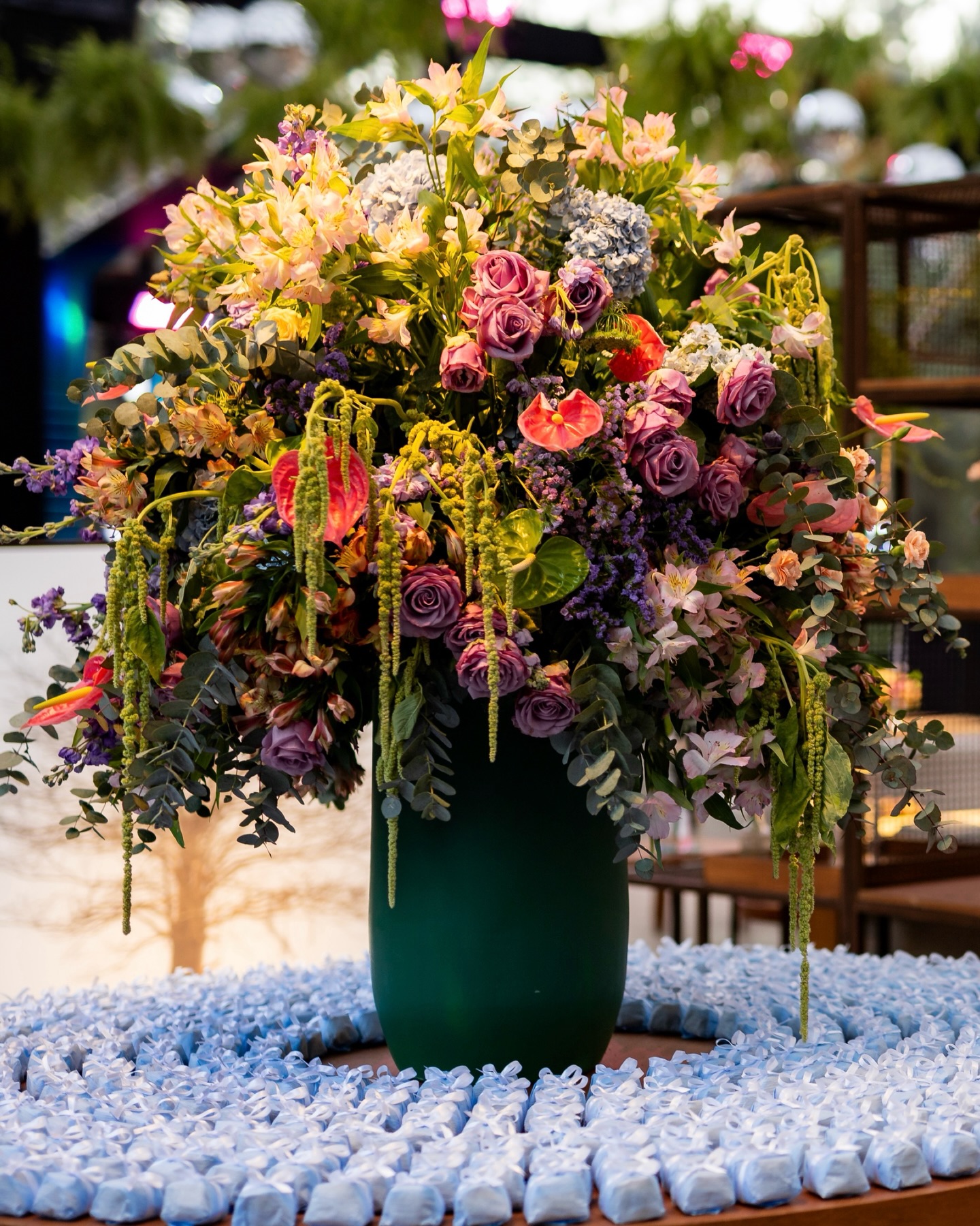 Casamento de Décio e Bárbara na Fazenda Dona Catarina, a decoração e ambientação foi pensada para valorizar a natureza do espaço e criar diferentes cenários de convivência ao longo da festa.
A composição floral trouxe uma paleta delicada com rosa, lilás, pêssego, azul suave e tons de verde, formando arranjos orgânicos e cheios de textura. No lounge, móveis em madeira e tons neutros criaram um ambiente acolhedor, enquanto luminárias e velas distribuídas pelo espaço proporcionaram uma iluminação quente e intimista ao entardecer.
Ao fundo, a estante decorativa com velas, plantas e pequenos arranjos florais ajudou a desenhar o ambiente e trouxe profundidade ao cenário, integrando design, iluminação e paisagismo.
Uma inspiração de decoração de casamento na Fazenda Dona Catarina para quem busca criar ambientes elegantes, naturais e cheios de detalhes em uma celebração na fazenda.
@barbaraboralli @decio_portella
@fazendadonacatarina
@rafaelbernardiassessoria
@santalocacoes
@djgelproducoes
@coberdec.eventos
@sandraganancin
@baracatbuffet
@vegasbartenderss
Fotos do @juliomendesfotografo
@balakubaka
decoraçãodecasamento fazendadonacatarina casamentonafazenda weddingdecor