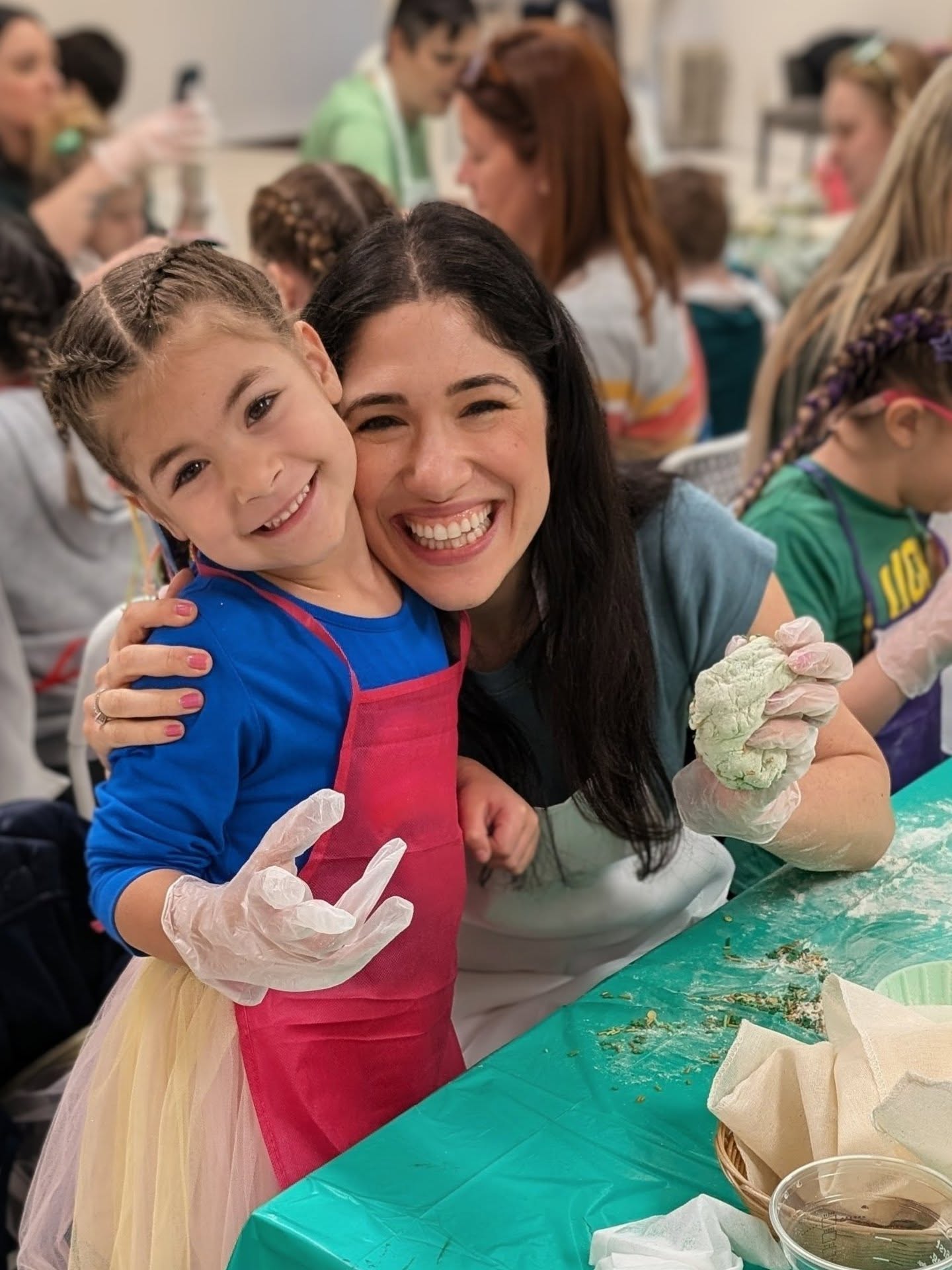 Such a fun time celebrating St. Paddy’s with @mamameetupsnj ☘️
Finally got to try sourdough making with @sourdoughsweetiebakery and it was so fun! There’s nothing better than learning something new while connecting with such an amazing community of mamas and their littles.
A special shout-out to the other vendors and hosts of the event:
Venue: @wildcraftednj
Braids: @thefairybraidbar
Sensory Tables: @busybinkids
#thingstodonj #waldwick #sourdoughmaking #njevents #njmomlife