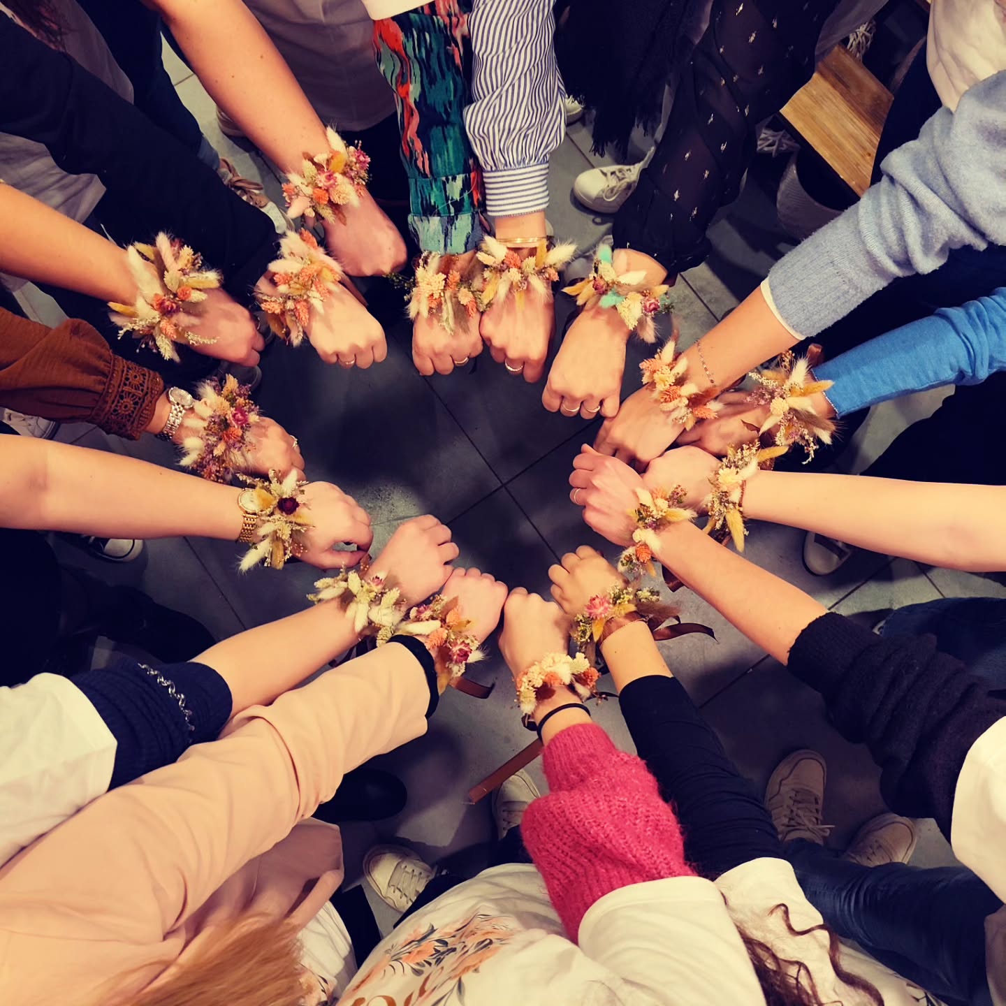 🫶 Team EVJF ! 🫶
C'est à la suite de notre insta mariage que nous avons reçu 16 nanas pour un atelier de 2h, bracelet fleuri!
Elles ont confectionné de A à Z un bracelet en fleurs séchées (ou alors un décor de chignon pour certaines 🤣)
Un immense merci pour votre bonne humeur communicative, c'était vraiment un bon moment partagé, on aura bien rigolé!
Et merci à toutes d'avoir joué le jeu !
Vous aussi vous souhaitez un atelier privatisé ?
Famille intergénérationnelle?
Anniversaire ?
Petit moment entre amis ?
EVJF ?
Nous vous proposons des ateliers à la portée de tous, avec boissons et petits plaisirs sucrés, encadrés mais avec une certaine liberté pour vous laisser profiter, tout simplement.
Rdv en mp pour plus d'infos, attention certaines dates sont impossibles ;)
#petalesdemotion
#lachapelledelatour
#fleuriste
#EVJF
#atelierfloral