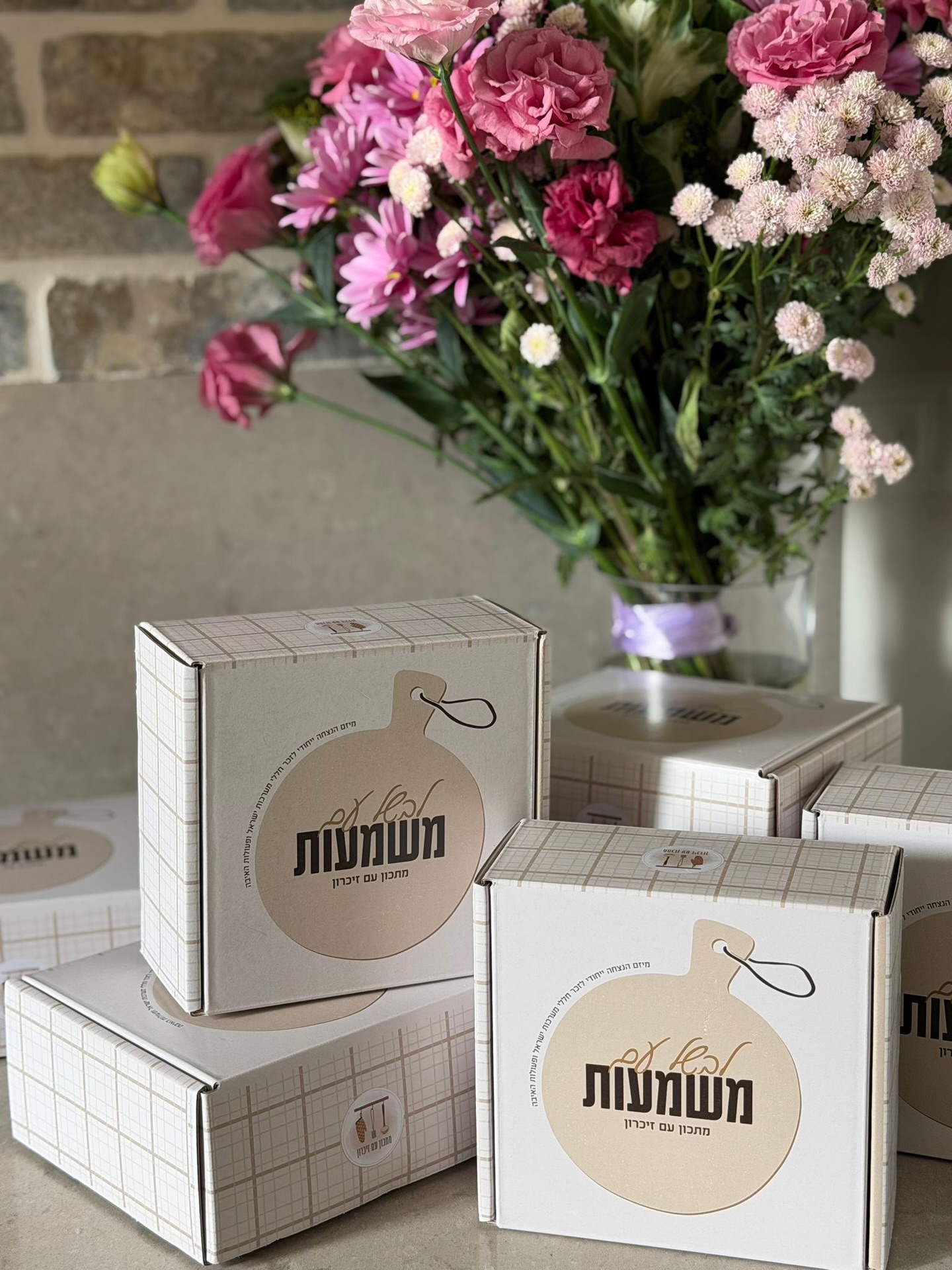  לקראת יום הזיכרון, ארגונים רבים מחפשים דרך רגישה ומשמעותית לציין את היום וליצור חיבור אמיתי לעובדים ולמשפחותיהם.
עמותת מתכון עם זיכרון מנציחה כבר למעלה מעשור את חללי מערכות ישראל ונפגעי פעולות האיבה דרך המתכונים והמאכלים שהם אהבו במיוחד.
אנחנו מציעים מארזי הנצחה לחברות וארגונים שמאפשרים לכל משפחה לעצור לרגע, לבשל יחד בבית, לקרוא את סיפור חייו של החלל ולהדליק נר לזכרו.
בכל מארז:
• תערובת להכנת המנה
• תוספת לפי טעמו האישי של החלל
• נר נשמה
• גלויה עם סיפור חייו
המארזים כשרים, נארזים בעמותת רעות על ידי אנשים עם מוגבלויות ובני הגיל השלישי, וכל ההכנסות מוקדשות להמשך פעילות העמותה. הזמנה החל מ־30 מארזים.
לפרטים נוספים ניתן לפנות באינסטגרם, להשאיר פנייה באתר או לפנות אל נופר: 050-360-252.