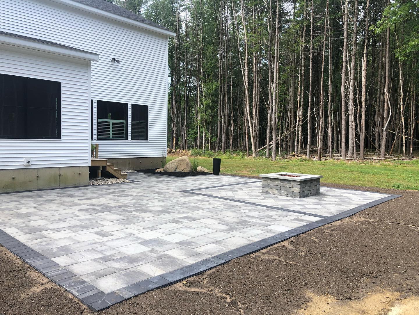 ⭐️⭐️ Just finished up this cozy patio and firepit. As well as a complete landscape instal on this newly buikd home ⭐️⭐️