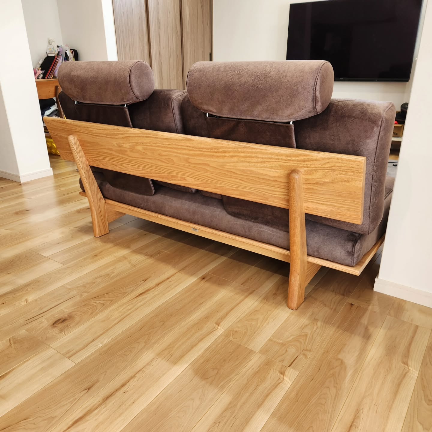 本日 午前中に芸美堂から約80㎞離れた西予市明浜町にソファを配送させていただきました。
お客様は寸法が160cmで座り心地がいいソファとこだわっていました。
日本の職人さんソファをお買い上げしていただきました。
帰りに海をのぞくとハマチ5匹の群れを見ました
愛媛て、いいところとつくづく感じました。
明浜町 最高。素敵です。
野福峠さくらは、2週間後見に行きます。
この度は、ご遠方そしてお買い上げありがとうございました。
またのご来店心よりおまちしております。
SpringPremiumSale