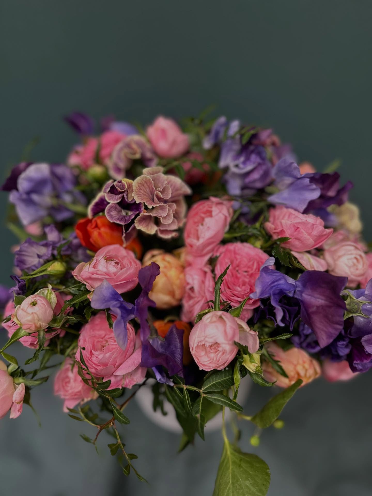 Look. Look closer. There’s so many delicate, unusual flowers in there. I like complex arrangements, which absolutely doesn’t mean just mixing lots of blooms as we go but choosing the ones you that complement each other without outshining them. It’s a balance and an exercice, it is why my job is so fantastic.
.
#complexflowers #complexarrangements #pansies #sweetpeas #luxuriousflowers