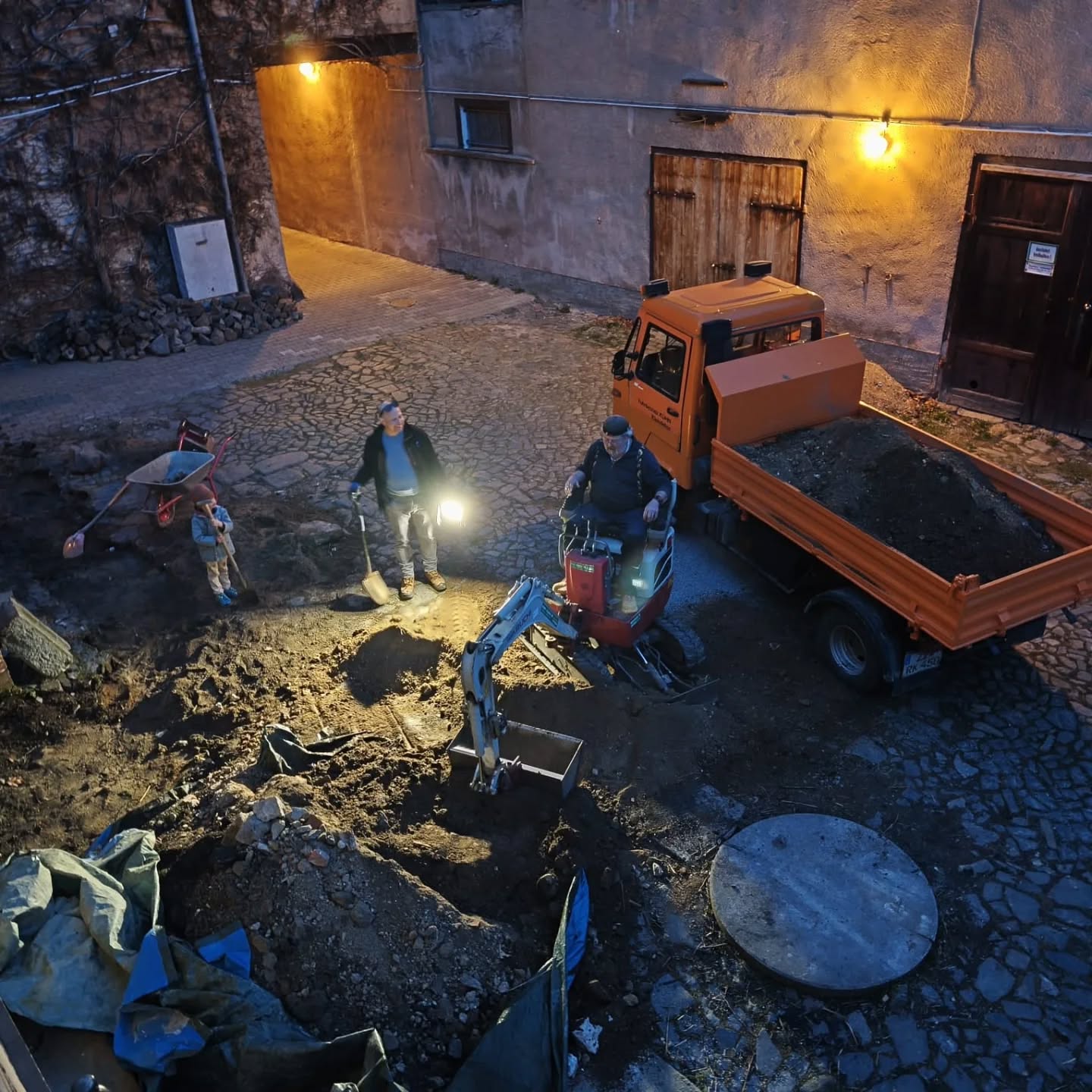 "Du hast nicht gelebt, wenn du dich beim Buddeln noch nie gefragt hast, wie tief es wohl bis China ist"
Buddelflink und seine Freunde beim Spaß haben😂
GOOD JOB!!!👍⛏️💪
Nur noch ein paar Handgriffe bis zu leuchtenden Lampen, sprudelnden Hähnen und braunen Schiffchen😆.
#vereinshaus #gemeinsammachtesmehrspaß #ohnefleisskeinpreis #abwasser #strom