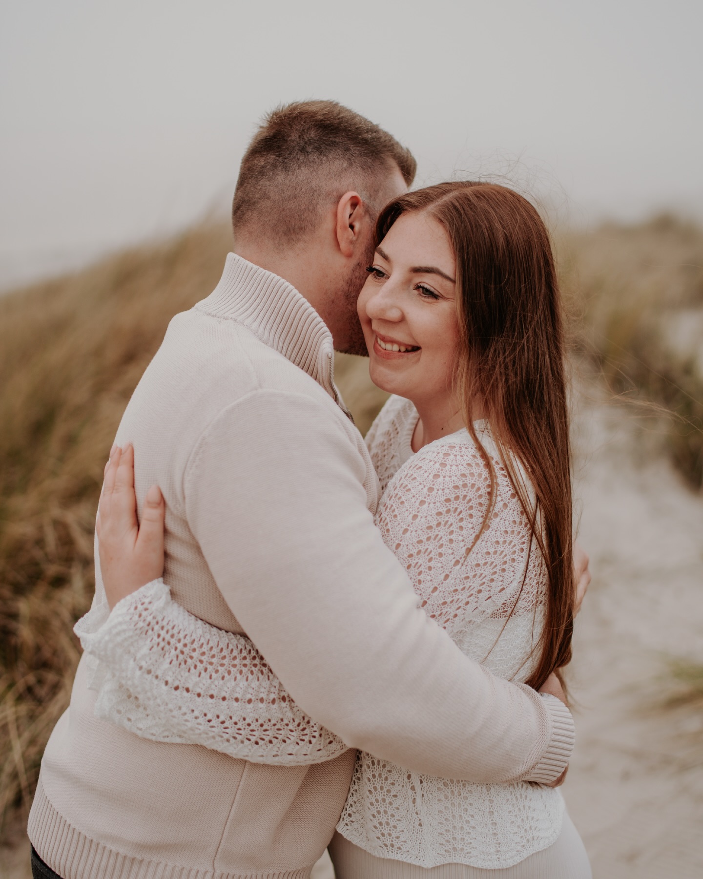 Nebel – na und? 🌫️
Stellt euch vor, ihr fahrt los bei strahlendem Sonnenschein, wunderschönes Abendlicht, blauer Himmel … perfektes Wetter für stimmungsvolle Bilder im Sonnenuntergang, Blick aufs Meer, wie aus dem Bilderbuch …
Ja und dann kamen wir am Meer an: dichte Nebeldecke, 5 Grad weniger, keine Menschenseele weit und breit.
Und was haben wir gemacht? Wundervolle stimmige und einfach ganz vertraute Bilder, eingehüllt in Stille.
Am Ende waren genau diese Momente eine der schönsten und echtesten für die beiden und auch für mich, einfach weil nichts davon so geplant war. Der Nebel verschluckte alles rundherum und übrig blieben am Ende nur hohes Dünengras, die beiden und ihre Verbindung.
Eure Bilder hängen nicht davon ab, wie außergewöhnlich die Kulisse um euch herum ist. Es geht einfach um euch. Eure Verbindung und eure gemeinsame Zeit miteinander. 🤍
—————————————
Natürliche Fotografie
Paarfotografie Dänemark
Urlaubserinnerungen in Bilder
Strandshooting Dänemark