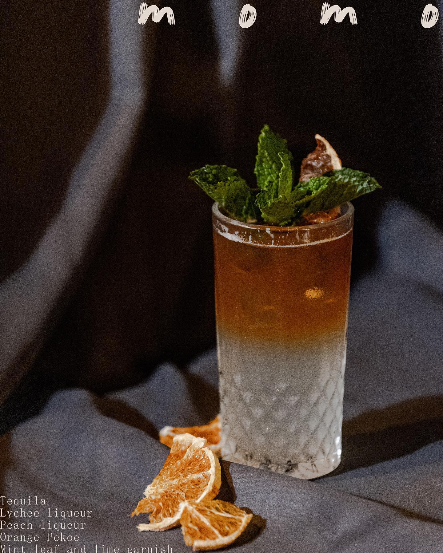 Momo🍑🍊
Another one of our most loved cocktails!
.
Dangerous mixture of sweet and refreshing! This elegant drink signatures the transition from summer to fall. Stir and enjoy!
.
.
.
#torontobars #torontonightlife #drinklocal #nightouttonight #torontodrinks #momococktail #cocktailcreations #cocktailculture #orientalmixology #asianinspireddrinks #asianfusion #多伦多吃喝玩乐 #多伦多美食 #多伦多生活